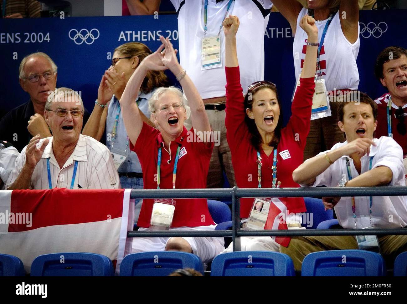 La reine Margrethe danoise, le prince Consort Henrik, la princesse de la Couronne Mary et le prince de la Couronne Frederik applaudissent à l'équipe danoise. L'équipe danoise de handball pour femmes a remporté la troisième médaille d'or olympique de suite. Ils ont joué contre la Corée en finale et ont gagné après la pénalité. Banque D'Images