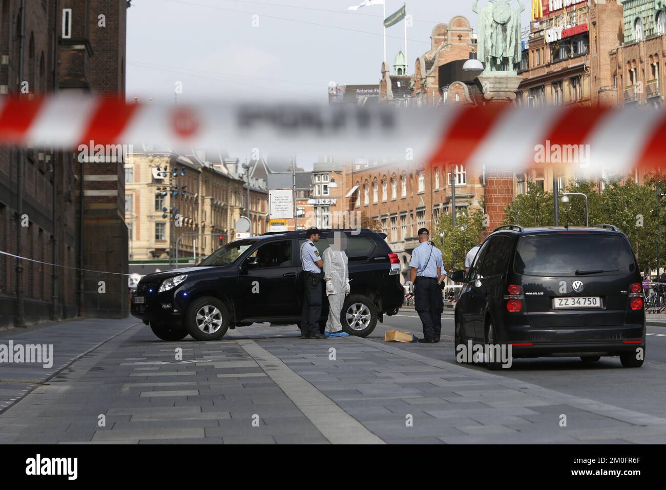 Un homme est frappé par des coups de feu près de la place de l'hôtel de ville de Copenhague, a déclaré la police de Copenhague. - Nous avons arrêté un contrevenant présumé, explique le directeur central des renseignements Henrik Vedel Ritzau. Le gestionnaire de l'exploration ne connaît toujours pas l'état de la victime. Ritzau. (Finn Frandsen / POLFOTO) webpix non traité Banque D'Images