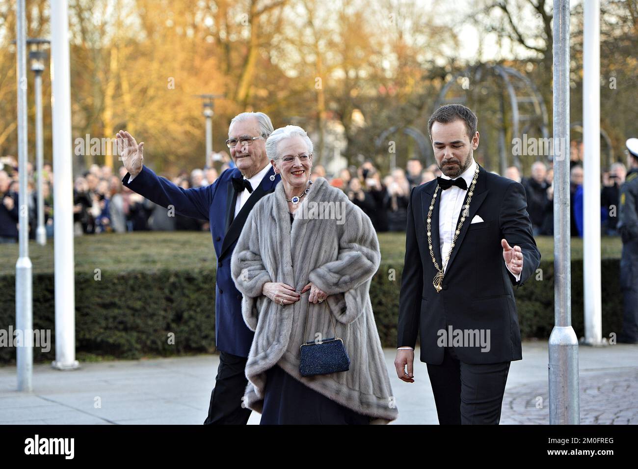 Le prince Henrik du Danemark , la reine Margrethe et le maire Jacob Bundsgaard , lors de la soirée festive de mercredi dans la salle de concert d'Aarhus à l'occasion de l'anniversaire de la reine 75th . Les célébrations sont le premier jeudi . 16 avril. (Ernst van Norde / POLFOTO ) Banque D'Images