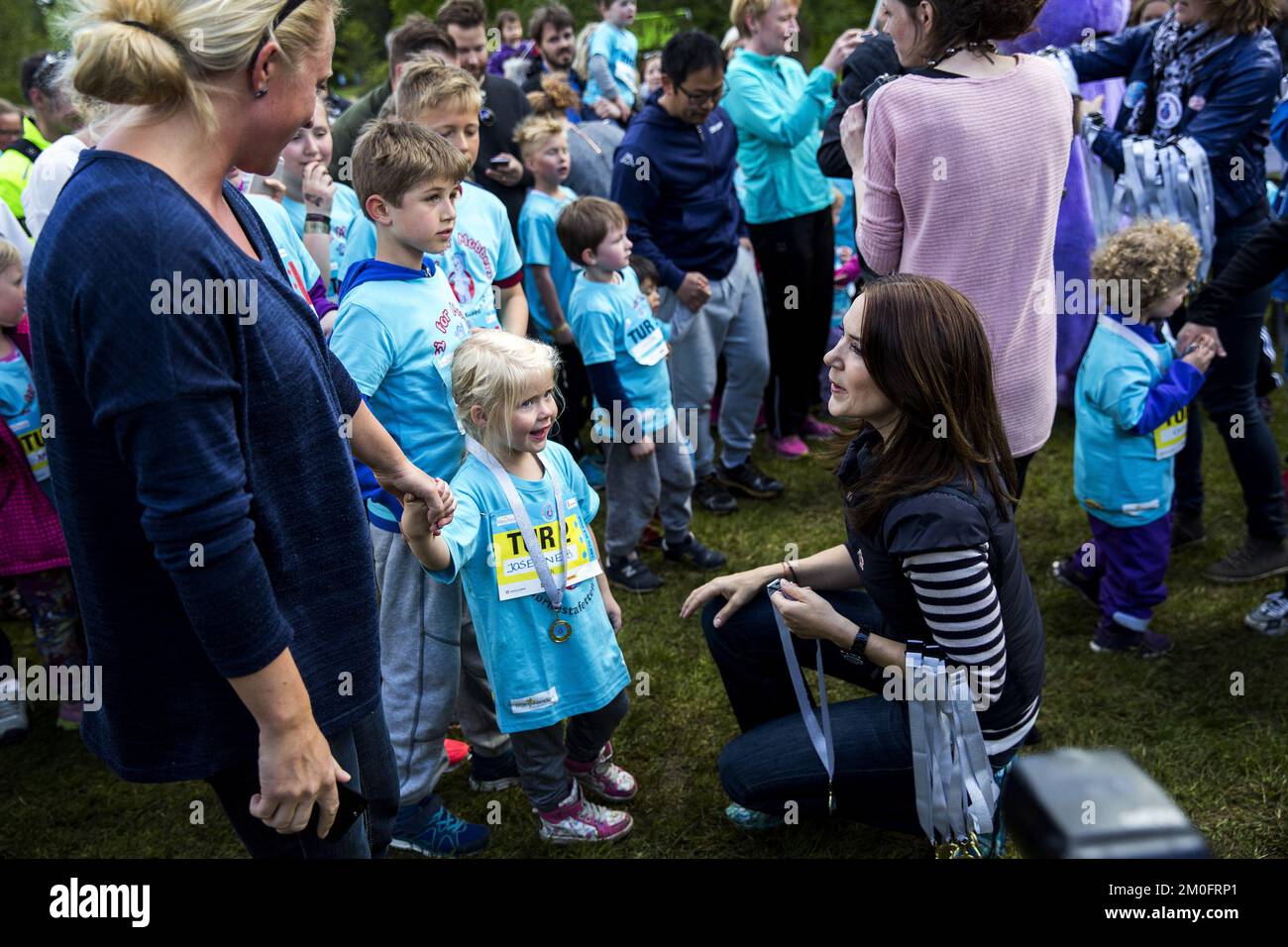 La zone cible était remplie de coureurs et de leurs parents. Children Relay, comme le tournage de la princesse Crown Mary a commencé dans les jardins botaniques d'Aarhus. La course est organisée par la Fondation Mary et Save the Children et est appelée Free of Bulliing Children Baton . Banque D'Images