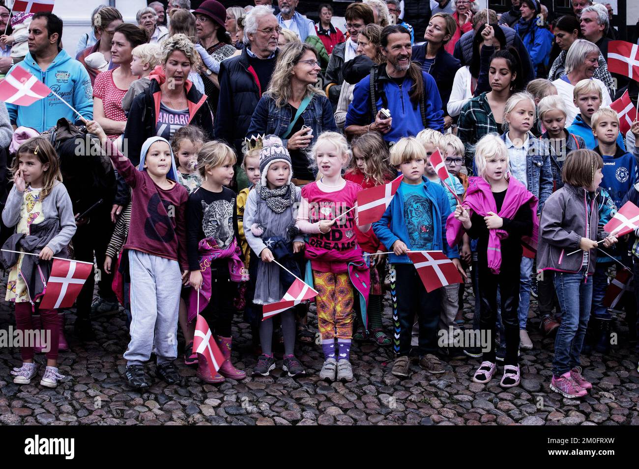 La reine Margrethe et le prince Consort Henrik effectuent une croisière d'été à bord du yacht royal Dannebrog et effectuent des visites dans la municipalité de Sydjurs, Vejle et Aabenraa pendant la période du 1-4 septembre 2015. La Reine et le Prince Consort prennent une barge du Royal Yacht Dannebrog et arrivent dans le port d'Ebeltoft à Fregatten Jylland (la Frégate“ Jutland”), où le comité de réception sera officiellement salué. À l'arrivée, Prinsens Musikkorps se produit. Après la réception, la Reine et le Prince Consort se trouvent dans un autocar accompagné de la SQ à cheval du Régiment de la Garde Hussar Banque D'Images