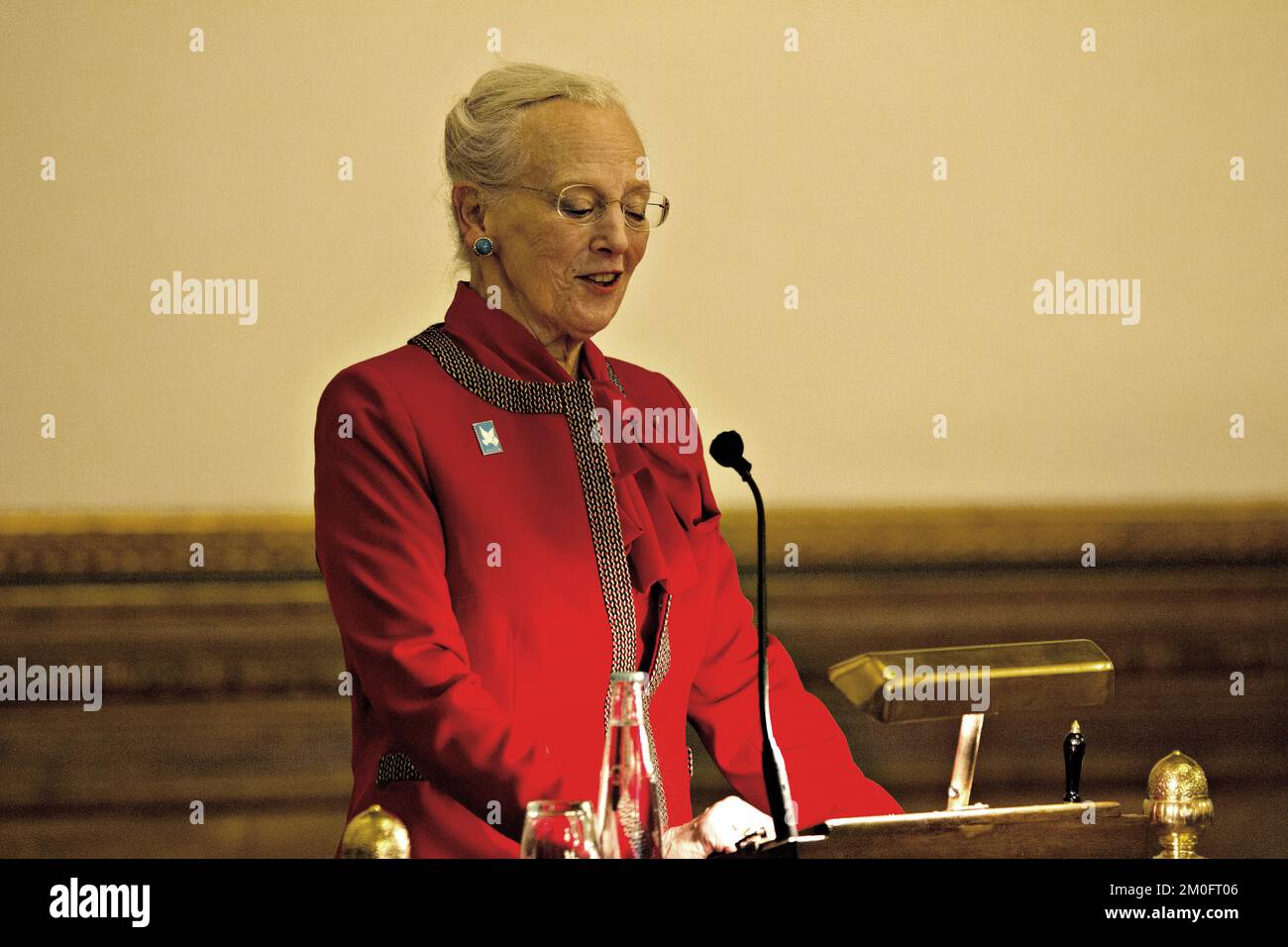 La reine Margrethe danoise présente le sceau de Noël de 2015 à l'hôtel de ville de Copenhague le mercredi 28 octobre 2015. Le Sceau de Noël 2015 a été conçu par la reine Margrethe. La vente du timbre finance des maisons pour les enfants ayant des besoins spéciaux, qui ont été intimidés, qui souffrent d'obésité ou de solitude. Banque D'Images