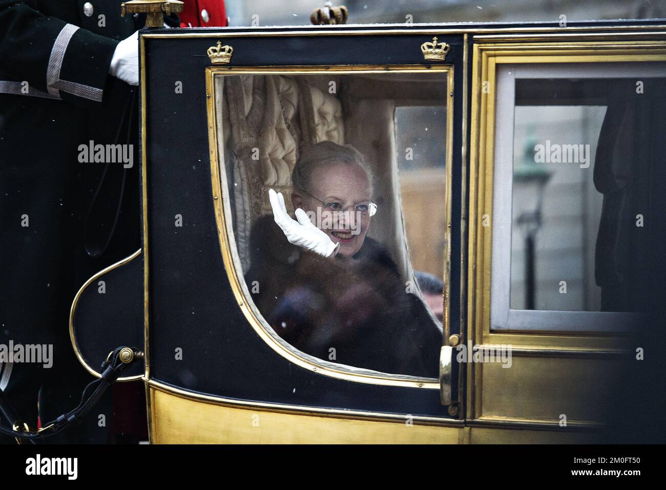 La reine Margrethe a conduit mercredi seul à un banquet dans l'entraîneur de l'État d'or . Le voyage est allé du Palais Amalienborg Château de Christiansborg, où a eu lieu le traitement du nouvel an pour la défense , l'Agence danoise de gestion des urgences et les 1st , 2nd et troisième classe. L'entraîneur de l'État d'or , qui a été construit en 1840 par le wright Henry Fife, est revêtu de 24 feuilles d'or carat , a quatre couronnes d'or sur le toit et une couche de bras peint sur les portes. Le Prince Henrik du Danemark ne participe pas au Parti du nouvel an après sa retraite . (Philippe Davali / POLFOTO ) Banque D'Images