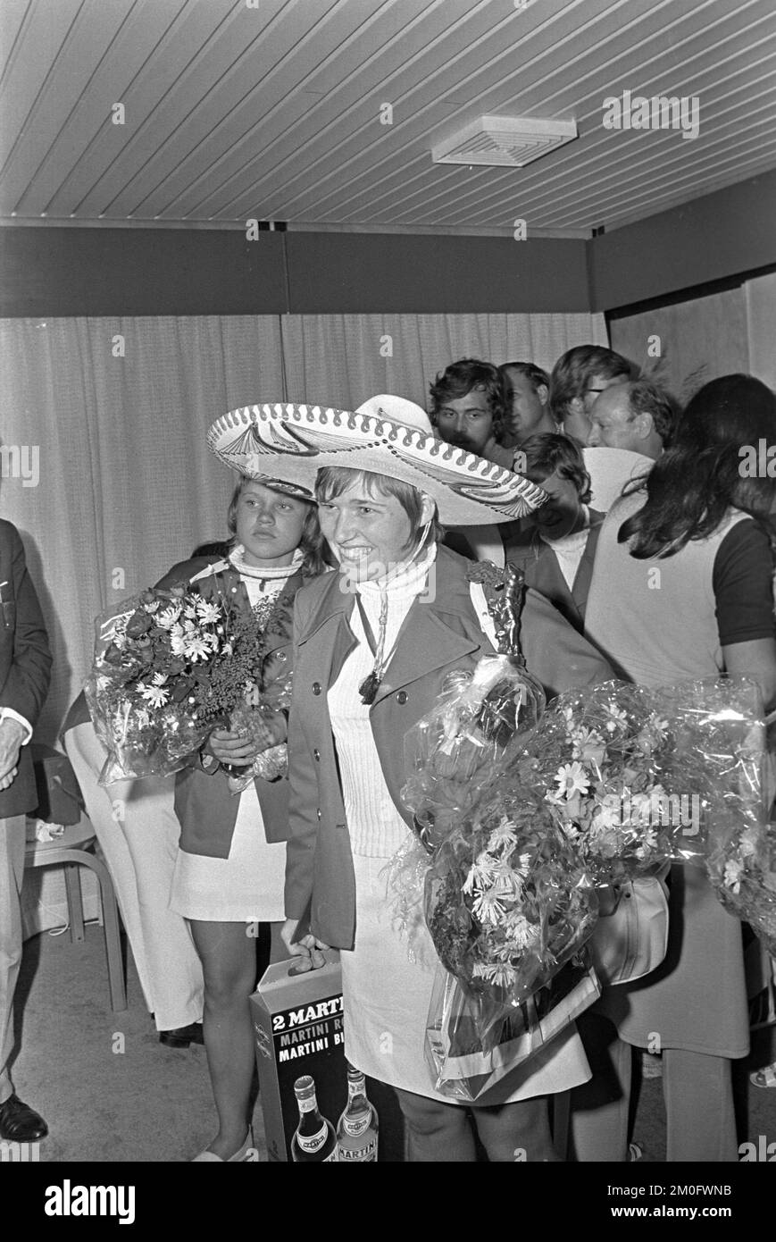 Les filles de football de la coupe du monde danoise reviennent du Mexique. FOT. À l'aéroport et à l'hôtel de ville de Kbh. Naerbill. Par LIS Lene Nielsen, LIS Pedersen, Susanne Augustesen, Helene Hansen, famille. Chef d'équipe Jorgen Andreasen s.m. Birte Kjems et LIS Lene Nielsen. Banque D'Images