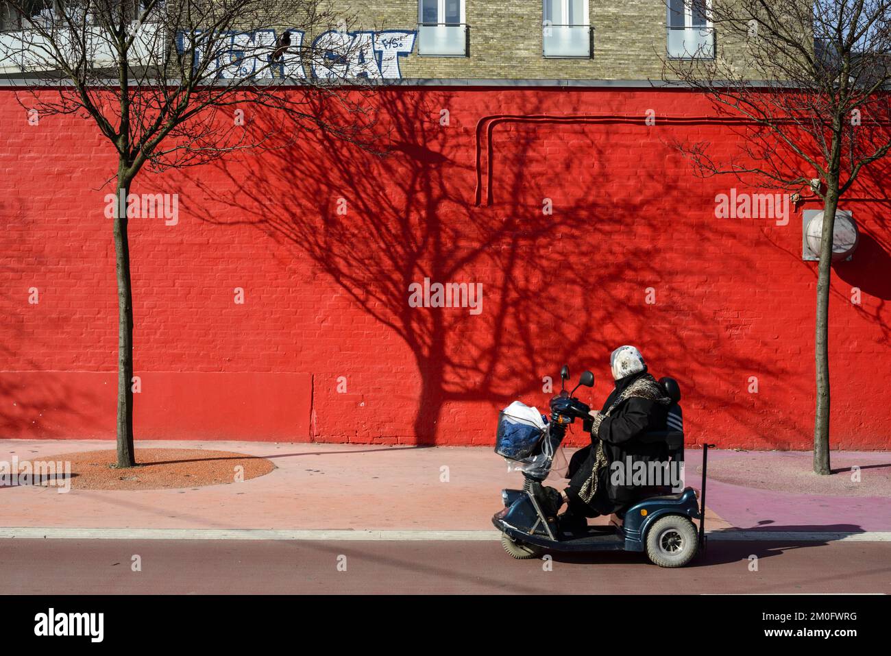 Femme musulmane avec un foulard sur un scooter de mobilité à la salle Rouge de Norrebro. Banque D'Images