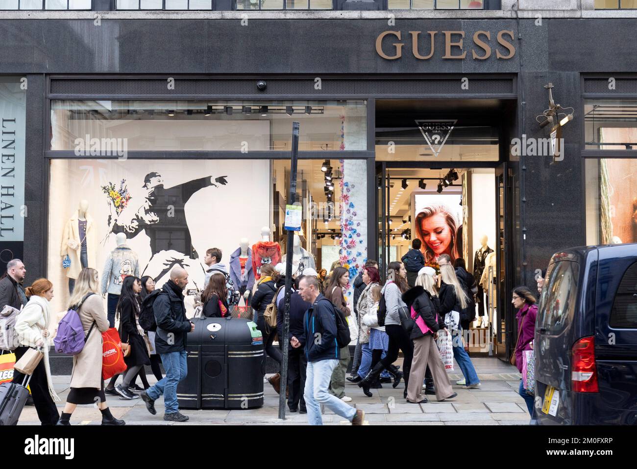 Le magasin Guess de la rue Regent's est vu pour avoir replacé l'art Banksy à la vitrine. Banksy a publié hier sur Instagram accusant de deviner d'utiliser Banque D'Images