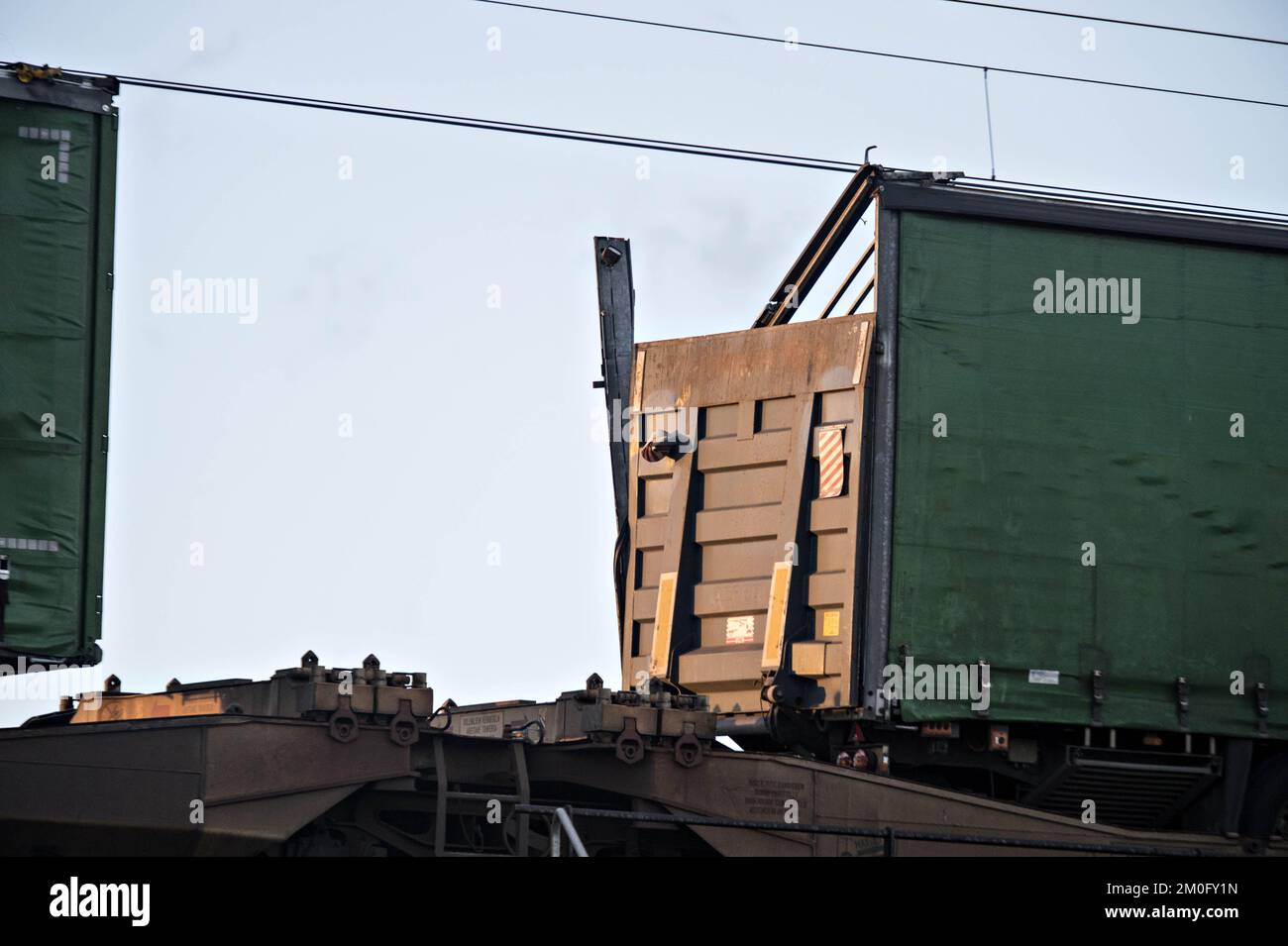 Un accident de train sur Storebæltsbroen au Danemark. 6 passagers sont morts. Le toit de remorques placées sur un train de marchandises sur le pont supérieur heurte ce matin le train de voyageurs sur le pont inférieur à Storebæltsbroen. Toguluykke på Storebæltsbroen, onsdag den 2. janvier 2019. På selve lavbroen Holder et forukykket passagertog, mens der ved landfæstet Holder et godstog, hvor flere dele af godset tydeligvis mangler. Foto: Michael Bager Banque D'Images