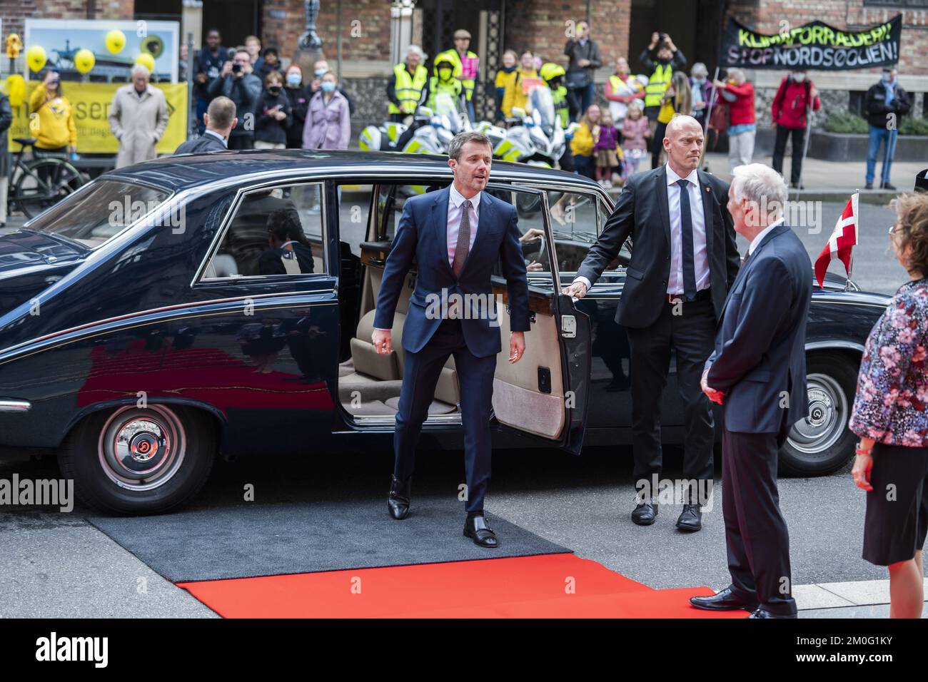 Le couple du prince héritier, le prince héritier Frederik et la princesse Marie, arrivent pour l'ouverture officielle du Parlement danois, mardi, 6 octobre 2020. L'ouverture officielle du Parlement et le début d'une nouvelle année de session se font toujours le premier mardi d'octobre. La famille royale danoise joue un rôle passif dans l'ouverture annuelle du Parlement. Avant la cérémonie, le gouvernement et les députés assistent à un service auquel la famille royale n'assiste pas. (Photo: Martin Sylvest / Ritzau Scanpix). Banque D'Images