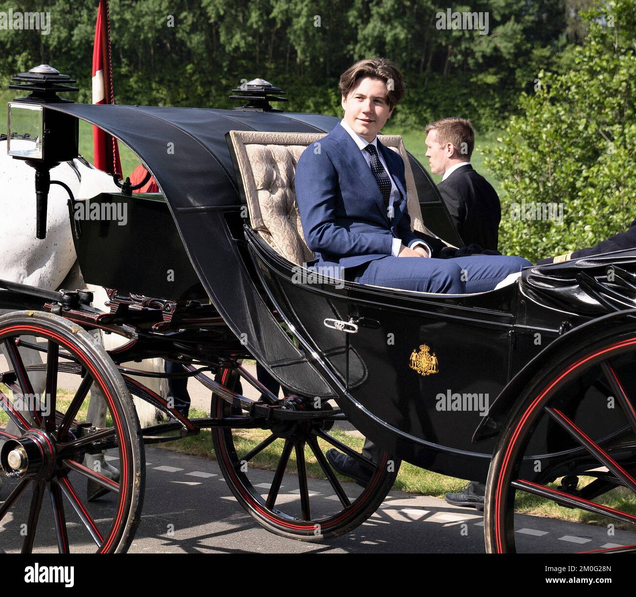 La reine Margrethe, le prince héritier Frederik et le prince Christian traversent l'ancienne frontière, qui, il y a 101 ans, séparait le sud du Jutland du reste du Danemark au juge Frederikshà¸ Dimanche, 13 juin 2021. La promenade en calèche a eu lieu à l'occasion du 100th anniversaire de la réunion du Danemark avec le Jutland du Sud. Les célébrations marquant le centenaire étaient initialement prévues l'an dernier, mais ont été reportées en raison de la pandémie du coronavirus. La promenade en calèche a eu lieu au même endroit où le grand-père de la reine Margrethe, Christian X, sur 10 juillet 1920, a traversé l'ancienne frontière. (Photo : Banque D'Images