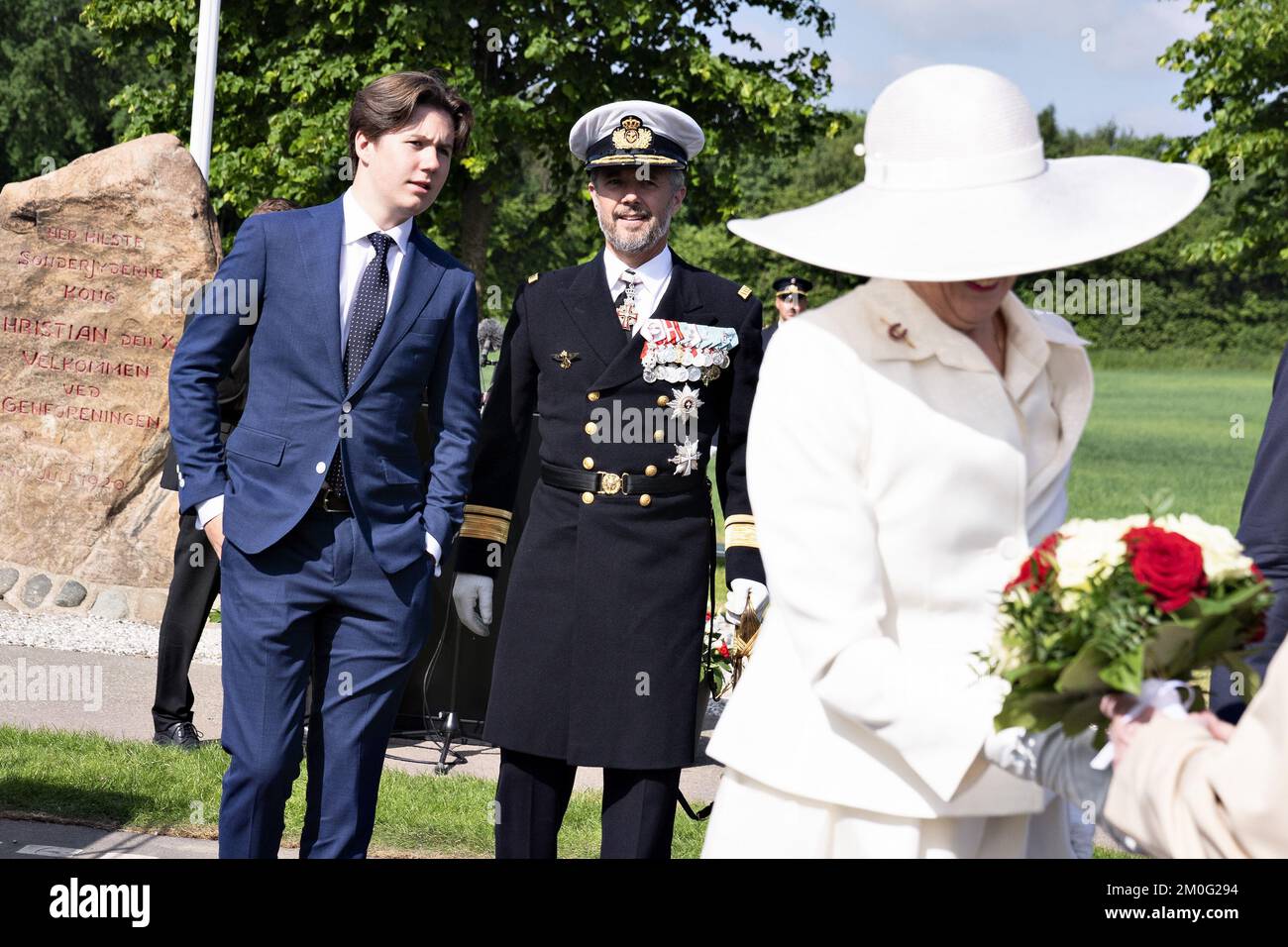 La reine Margrethe, le prince héritier Frederik et le prince Christian traversent l'ancienne frontière, qui, il y a 101 ans, séparait le sud du Jutland du reste du Danemark au juge Frederikshà¸ Dimanche, 13 juin 2021. La promenade en calèche a eu lieu à l'occasion du 100th anniversaire de la réunion du Danemark avec le Jutland du Sud. Les célébrations marquant le centenaire étaient initialement prévues l'an dernier, mais ont été reportées en raison de la pandémie du coronavirus. La promenade en calèche a eu lieu au même endroit où le grand-père de la reine Margrethe, Christian X, sur 10 juillet 1920, a traversé l'ancienne frontière. (Photo : Banque D'Images