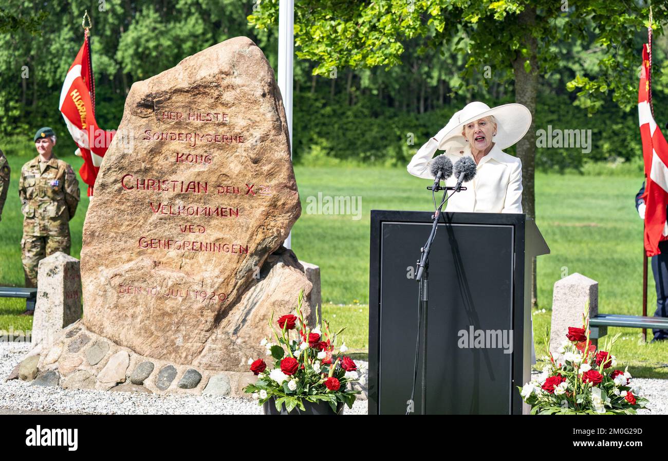 La reine Margrethe, le prince héritier Frederik et le prince Christian traversent l'ancienne frontière, qui, il y a 101 ans, séparait le sud du Jutland du reste du Danemark au juge Frederikshà¸ Dimanche, 13 juin 2021. La promenade en calèche a eu lieu à l'occasion du 100th anniversaire de la réunion du Danemark avec le Jutland du Sud. Les célébrations marquant le centenaire étaient initialement prévues l'an dernier, mais ont été reportées en raison de la pandémie du coronavirus. La promenade en calèche a eu lieu au même endroit où le grand-père de la reine Margrethe, Christian X, sur 10 juillet 1920, a traversé l'ancienne frontière. (Photo : Banque D'Images