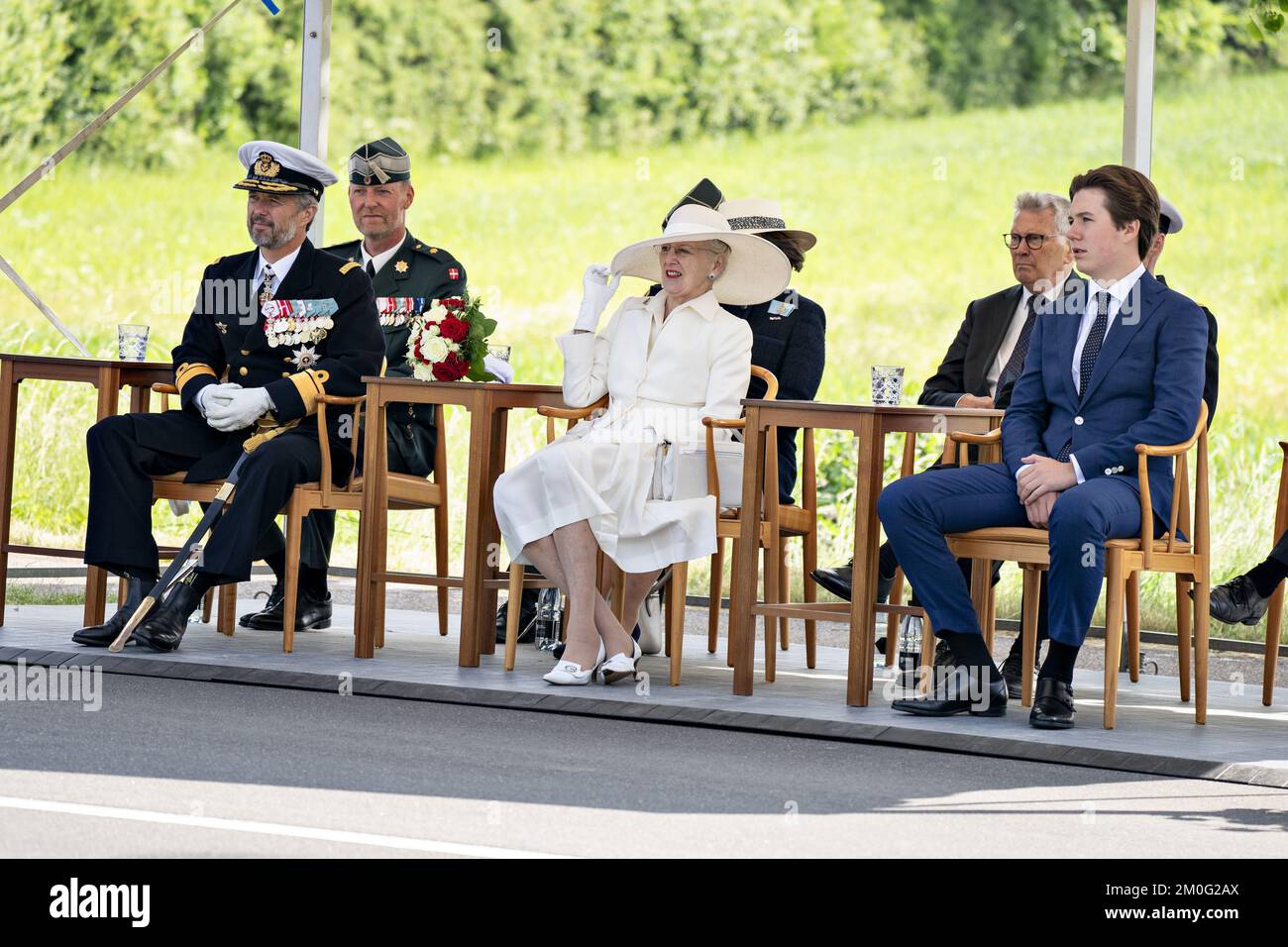 La reine Margrethe, le prince héritier Frederik et le prince Christian traversent l'ancienne frontière, qui, il y a 101 ans, séparait le sud du Jutland du reste du Danemark au juge Frederikshà¸ Dimanche, 13 juin 2021. La promenade en calèche a eu lieu à l'occasion du 100th anniversaire de la réunion du Danemark avec le Jutland du Sud. Les célébrations marquant le centenaire étaient initialement prévues l'an dernier, mais ont été reportées en raison de la pandémie du coronavirus. La promenade en calèche a eu lieu au même endroit où le grand-père de la reine Margrethe, Christian X, sur 10 juillet 1920, a traversé l'ancienne frontière. (Photo : Banque D'Images