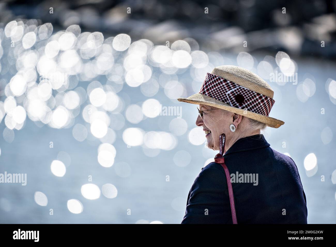 La reine Margrethe visite la municipalité de Thisted pendant sa croisière estivale à bord du yacht royal Dannebrog sur la côte ouest de Jutland. Lundi, 30 août 2021. À son arrivée, la Reine a été accueillie par le maire de Thisted Ulla Vestergaard. Au cours de la journée, la Reine a visité le Bunkermuseum Hanstolm, qui comprend les plus grandes fortifications d'Europe du Nord de la Seconde Guerre mondiale, le plus grand parc national sauvage du Danemark près du phare de l'Atlantique Nord à Hanstolm, la ferme familiale Gyrup, où ils exploitent une ferme biologique et une distillerie de whisky. Plus tard, elle a également visité le lieu populaire de surf Cold Hawaii Banque D'Images