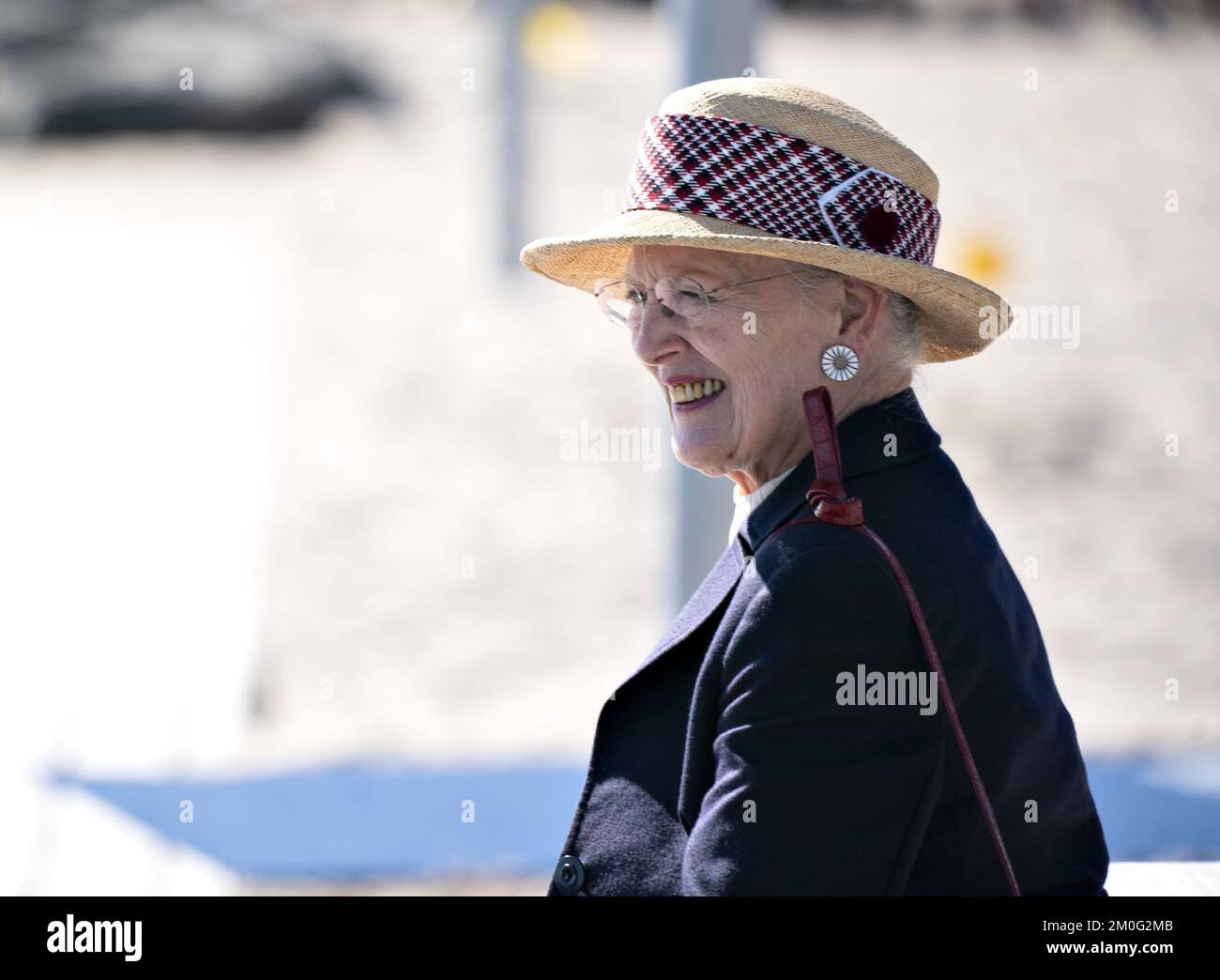 La reine Margrethe visite la municipalité de Thisted pendant sa croisière estivale à bord du yacht royal Dannebrog sur la côte ouest de Jutland. Lundi, 30 août 2021. À son arrivée, la Reine a été accueillie par le maire de Thisted Ulla Vestergaard. Au cours de la journée, la Reine a visité le Bunkermuseum Hanstolm, qui comprend les plus grandes fortifications d'Europe du Nord de la Seconde Guerre mondiale, le plus grand parc national sauvage du Danemark près du phare de l'Atlantique Nord à Hanstolm, la ferme familiale Gyrup, où ils exploitent une ferme biologique et une distillerie de whisky. Plus tard, elle a également visité le lieu populaire de surf Cold Hawaii Banque D'Images