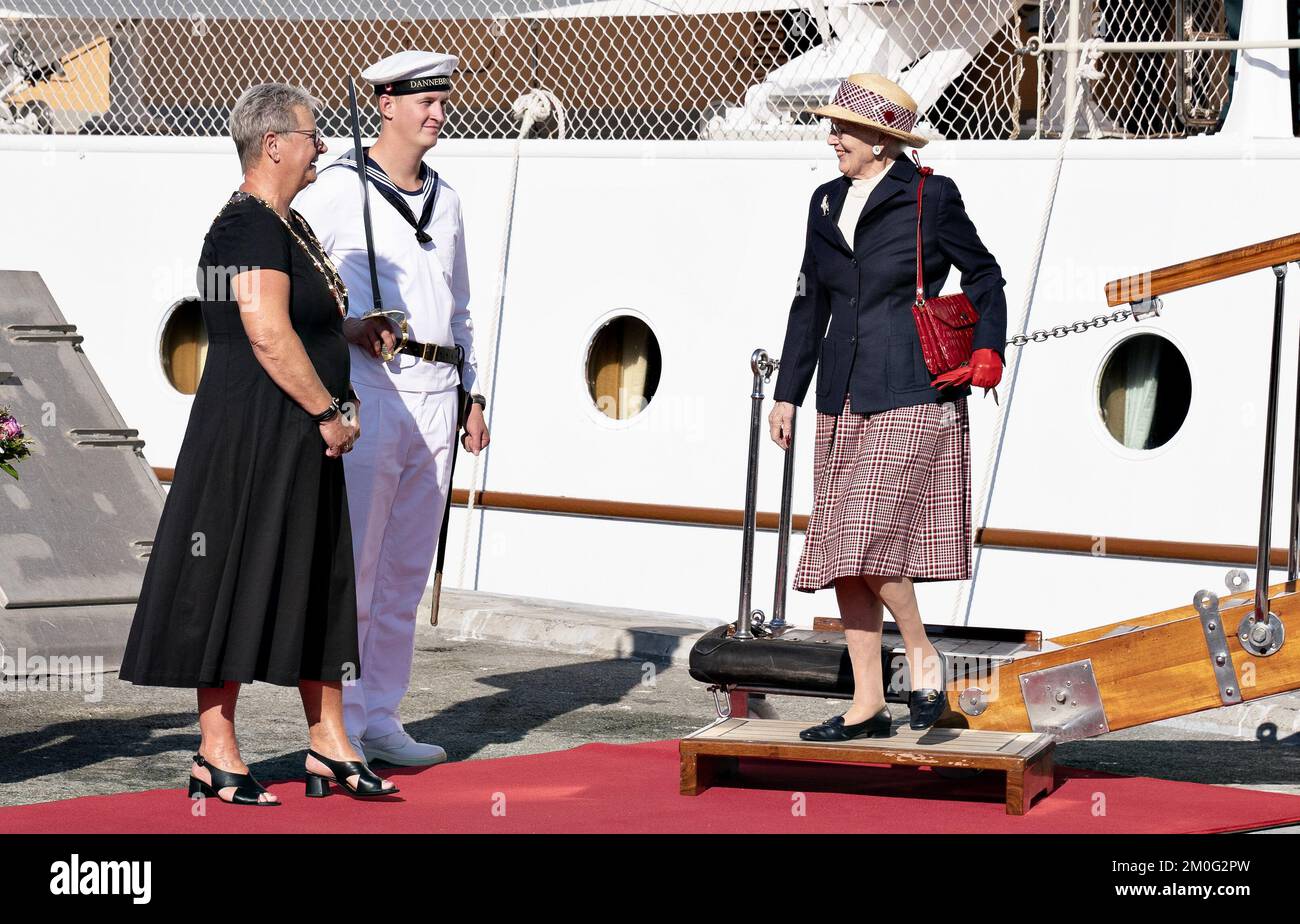 La reine Margrethe visite la municipalité de Thisted pendant sa croisière estivale à bord du yacht royal Dannebrog sur la côte ouest de Jutland. Lundi, 30 août 2021. À son arrivée, la Reine a été accueillie par le maire de Thisted Ulla Vestergaard. Au cours de la journée, la Reine a visité le Bunkermuseum Hanstolm, qui comprend les plus grandes fortifications d'Europe du Nord de la Seconde Guerre mondiale, le plus grand parc national sauvage du Danemark près du phare de l'Atlantique Nord à Hanstolm, la ferme familiale Gyrup, où ils exploitent une ferme biologique et une distillerie de whisky. Plus tard, elle a également visité le lieu populaire de surf Cold Hawaii Banque D'Images