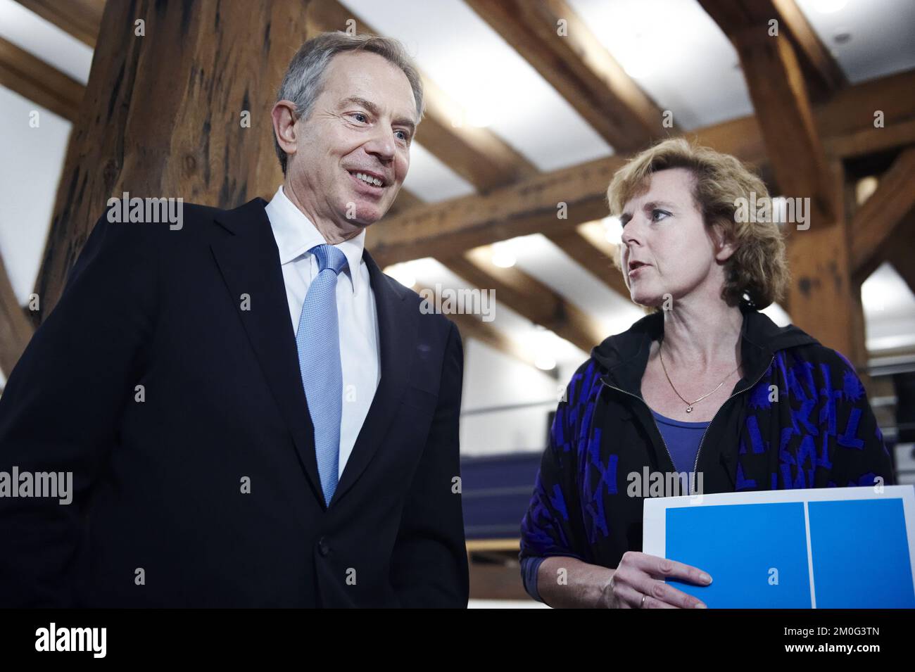 L'ancien Premier ministre britannique Tony Blair avec le négociateur en chef danois Connie Hedegaard lors d'une réunion au ministère danois des Affaires étrangères dans le cadre du Sommet des Nations Unies sur le climat à Copenhague. Banque D'Images