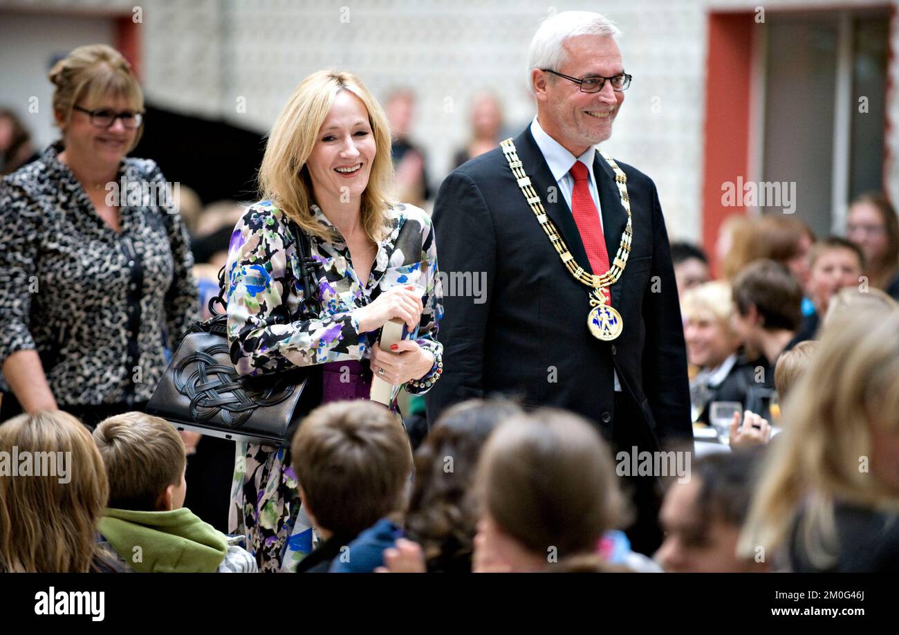 L'écrivain britannique J. K. Rowling reçoit aujourd'hui mardi 19 octobre le prix de littérature Hans Christian Andersen à Odense. Le prix est fondé par le Conseil consultatif de la HCA et J. K. Rowling est le premier auteur à recevoir cet honneur. Beaucoup de fans de Harry Potter sont venus pour célébrer leur auteur préféré ath la cérémonie de prix. Banque D'Images