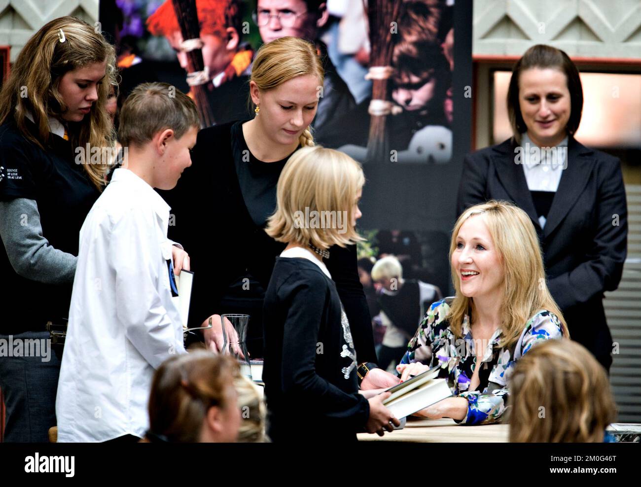 L'écrivain britannique J. K. Rowling reçoit aujourd'hui mardi 19 octobre le prix de littérature Hans Christian Andersen à Odense. Le prix est fondé par le Conseil consultatif de la HCA et J. K. Rowling est le premier auteur à recevoir cet honneur. Beaucoup de fans de Harry Potter sont venus pour célébrer leur auteur préféré ath la cérémonie de prix. Banque D'Images
