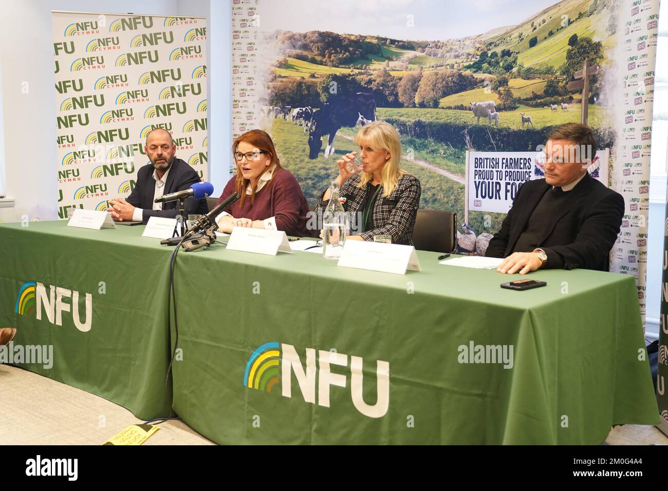 (De gauche à droite) Michael Oakes, président de la National Farmers Union (NFU) Dairy Board, Victoria Sherrington-Jones, producteur et propriétaire des œufs frais du pays, Minette Batters, président de la NFU, Julian Marks, directeur général du groupe chez Barfoots of Botley, Parler des problèmes de la chaîne d'approvisionnement alimentaire qui ont une incidence sur plusieurs secteurs agricoles lors d'une conférence de presse à l'UNF de Londres. Le Royaume-Uni « marche » vers une crise de l'approvisionnement alimentaire, a averti l'Union des agriculteurs et des producteurs du pays. Date de la photo: Mardi 6 décembre 2022. Banque D'Images