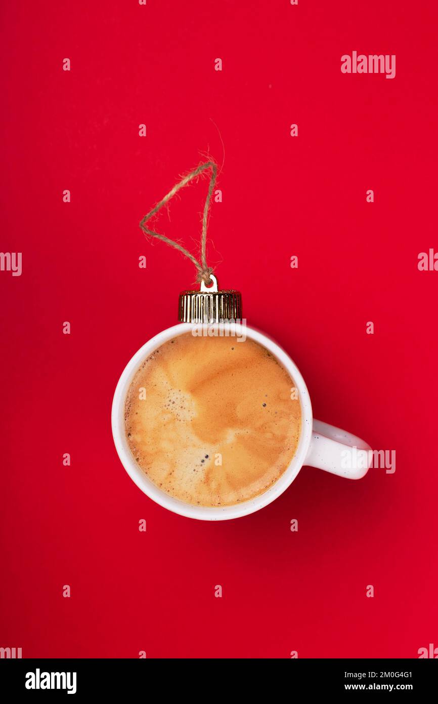 Tasse de café comme boule d'ornement de Noël. Mise à plat créative. Banque D'Images