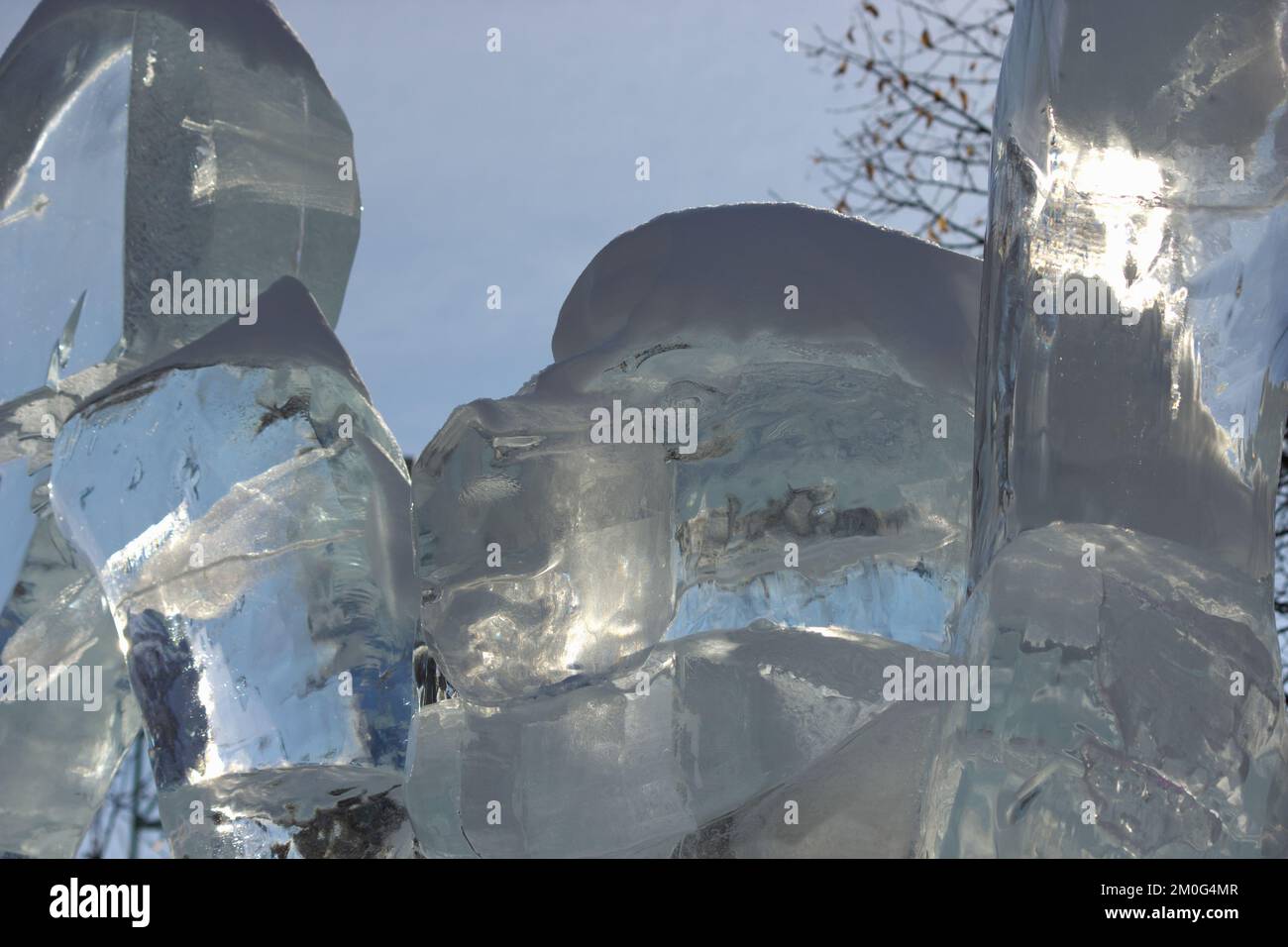 Une sculpture d'ours de glace capturée avec le reflet du soleil Banque D'Images