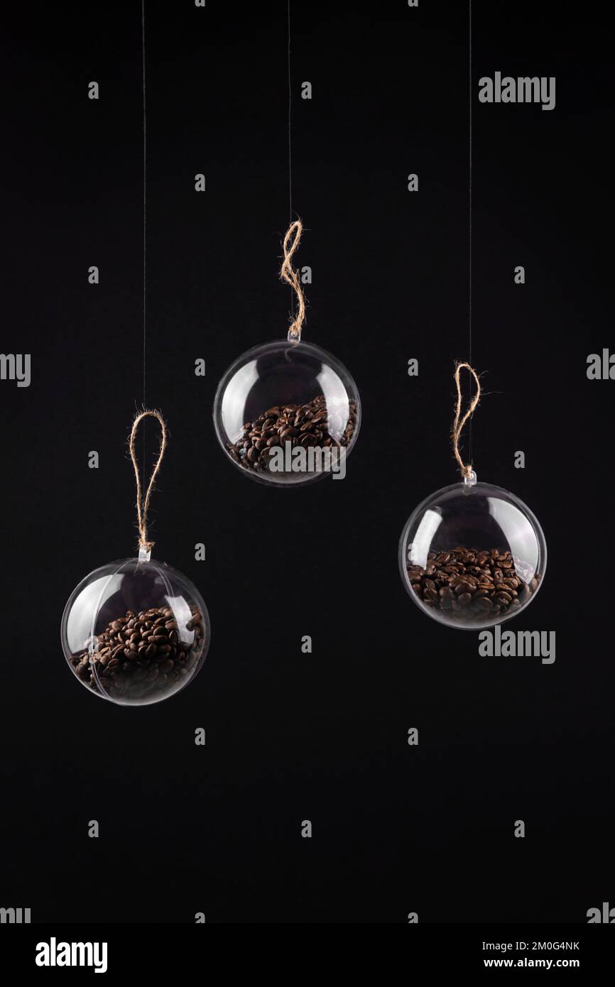 Décorations de Noël boules avec grains de café sur noir. Banque D'Images