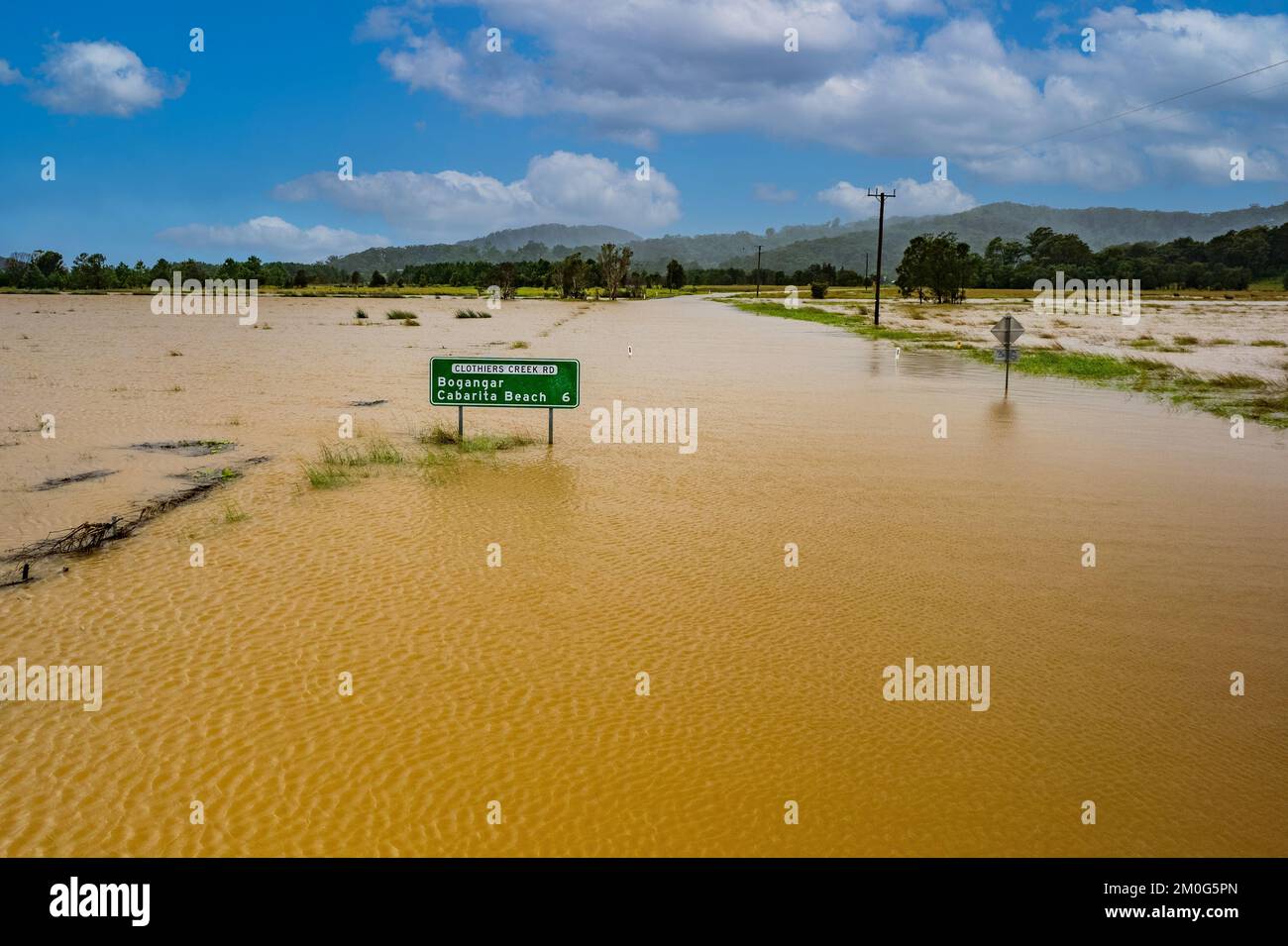 Un signe vert dans l'eau. Inondations en Nouvelle-Galles du Sud, Australie. Banque D'Images Un signe vert dans l'eau. Inondations en Nouvelle-Galles du Sud, Australie. Banque D'Images