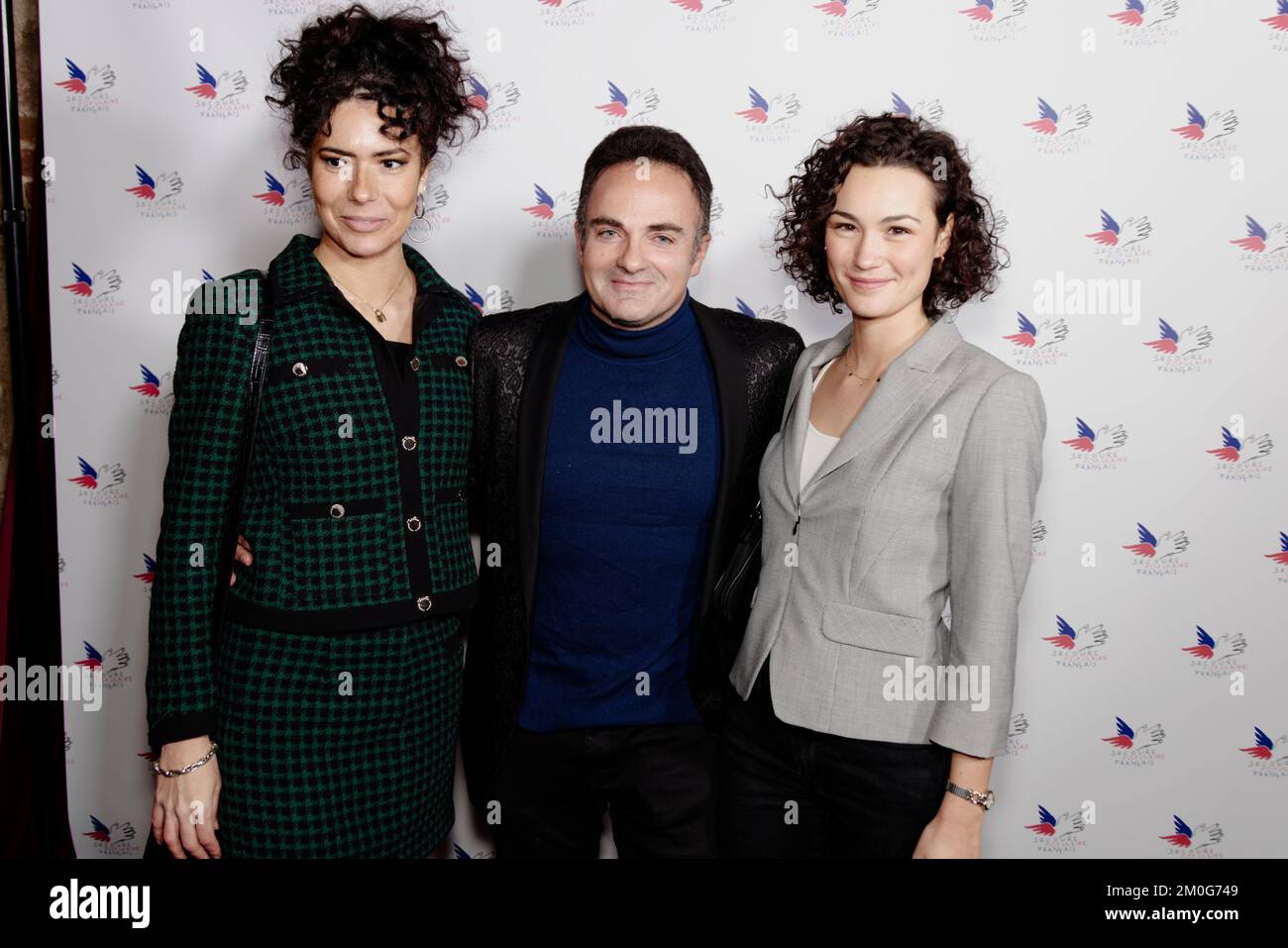 Paris, France. 5th décembre 2022. Phany Brière Marret, Laurent Amar et Ilona Bachelier assistent au Gala du secours populaire au Musée des Arts forains à Paris. Banque D'Images