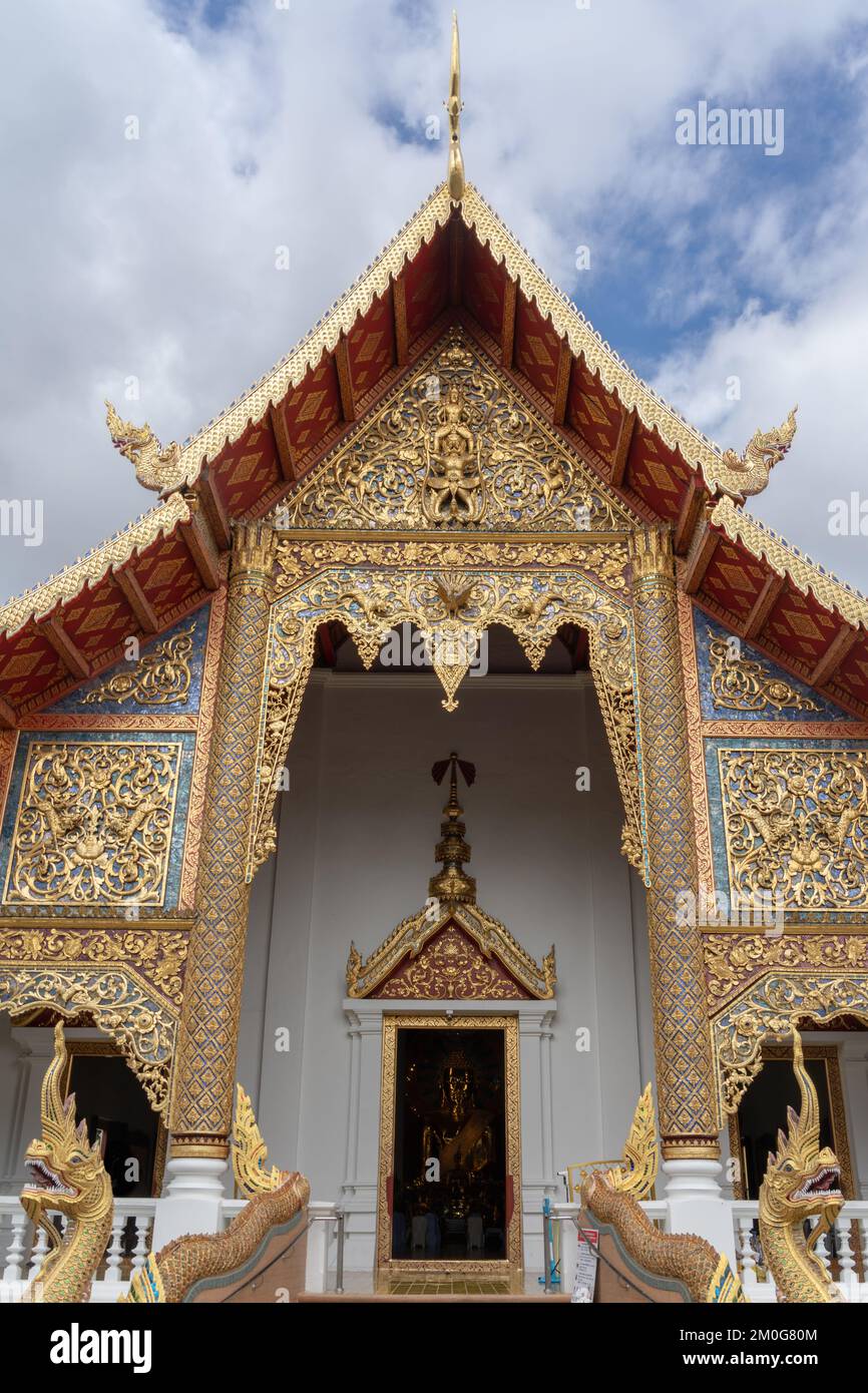 Vue sur Viharn Luang ou sur la façade principale de vihara avec une belle sculpture en bois doré au célèbre temple bouddhiste Wat Phra Singh, Chiang Mai, Thaïlande Banque D'Images