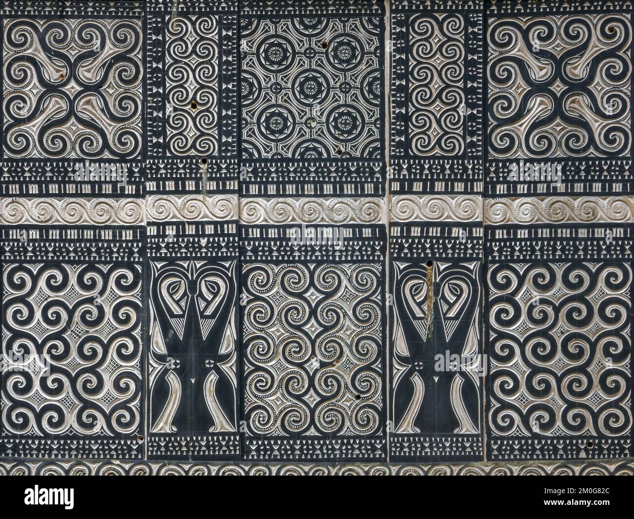 Vue rapprochée sur le design ethnique et le motif Toraja sculptés et peints sur la maison traditionnelle tongkonan dans le village de Nanggala, au sud de Sulawesi, en Indonésie Banque D'Images