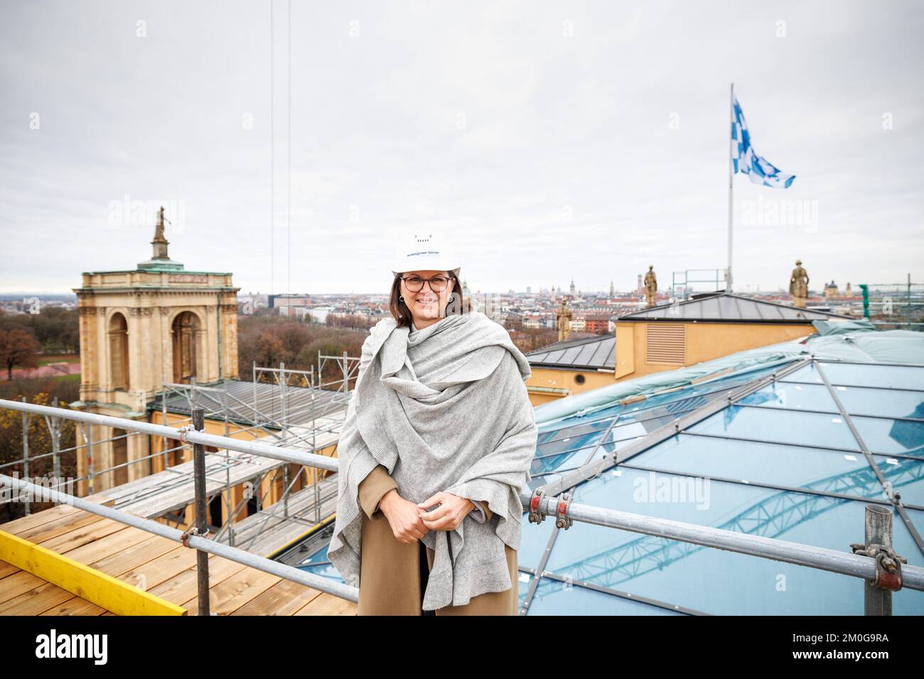 Munich, Allemagne. 06th décembre 2022. Ilse Aigner (CSU), Président du Parlement d'État bavarois, inspecte le chantier de construction pour la rénovation du toit de la salle plénière de Maximilianeum. Après une période de construction d'environ huit mois, les travaux de rénovation du toit de la salle plénière du Parlement de l'État de Bavière sont presque terminés. Credit: Matthias balk/dpa/Alay Live News Banque D'Images