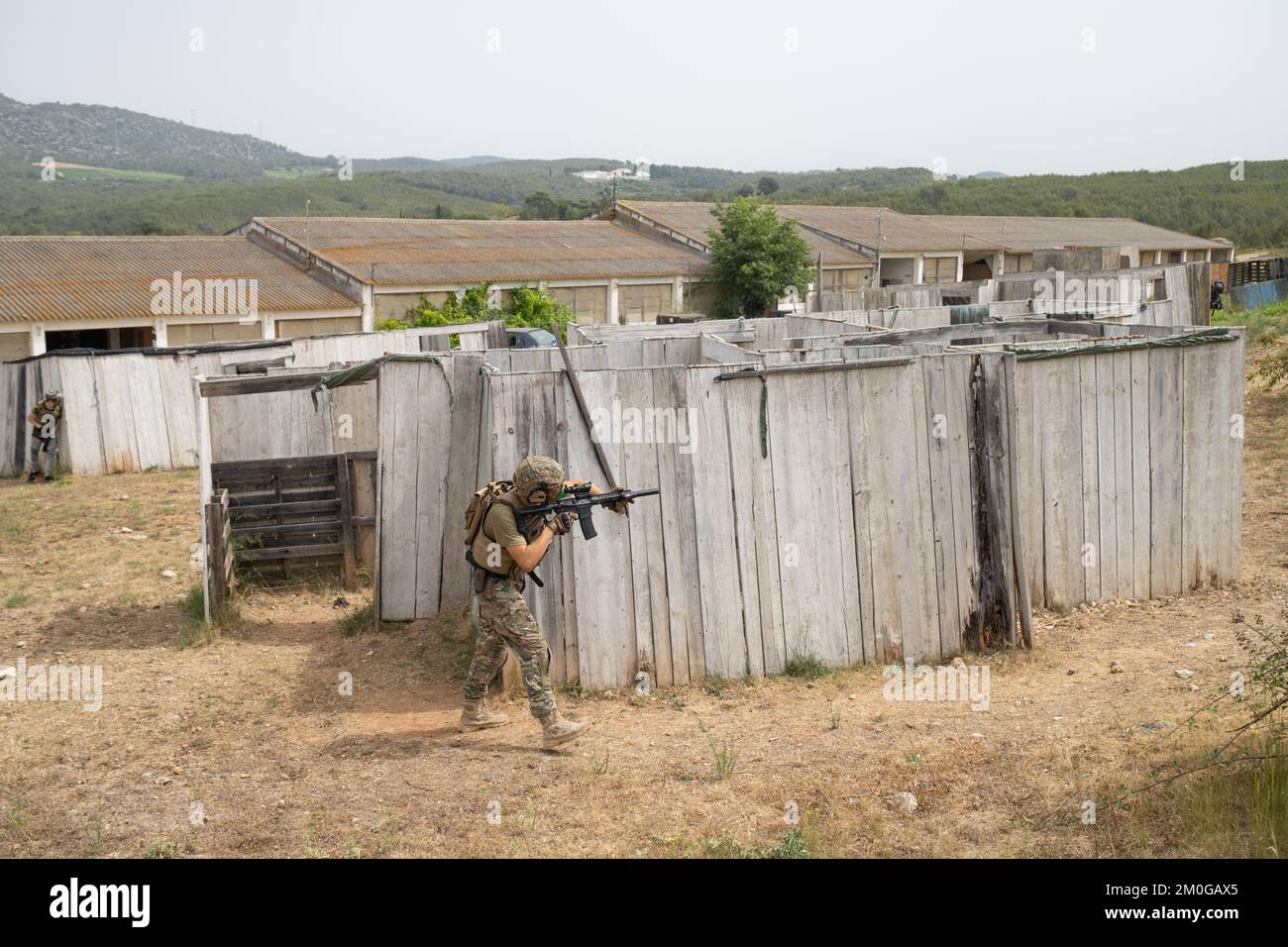 Le joueur Airsoft en position tactique offensive avance pour prendre