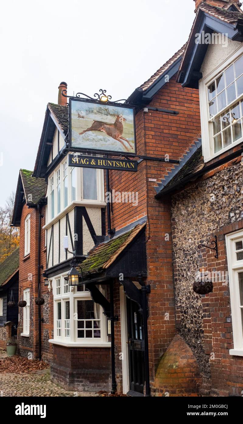 Le Stag & Huntsman pub hôtel dans le village de Hambleden, Henley-on-Thames Berkshire , Angleterre , Royaume-Uni crédit Simon Dack Banque D'Images