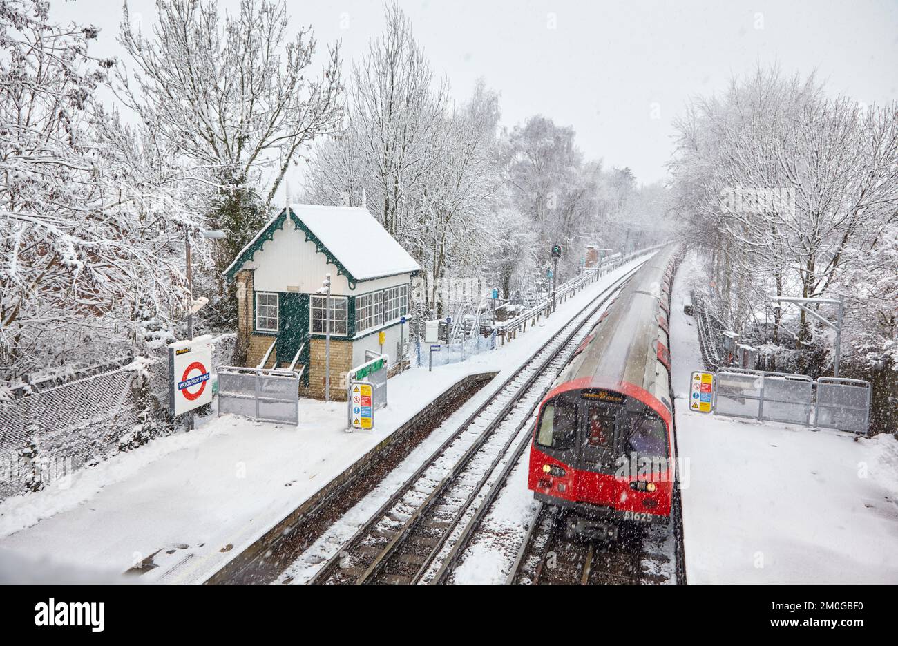 Train arrivant à la station de métro Woodhouse Park en hiver. Banque D'Images