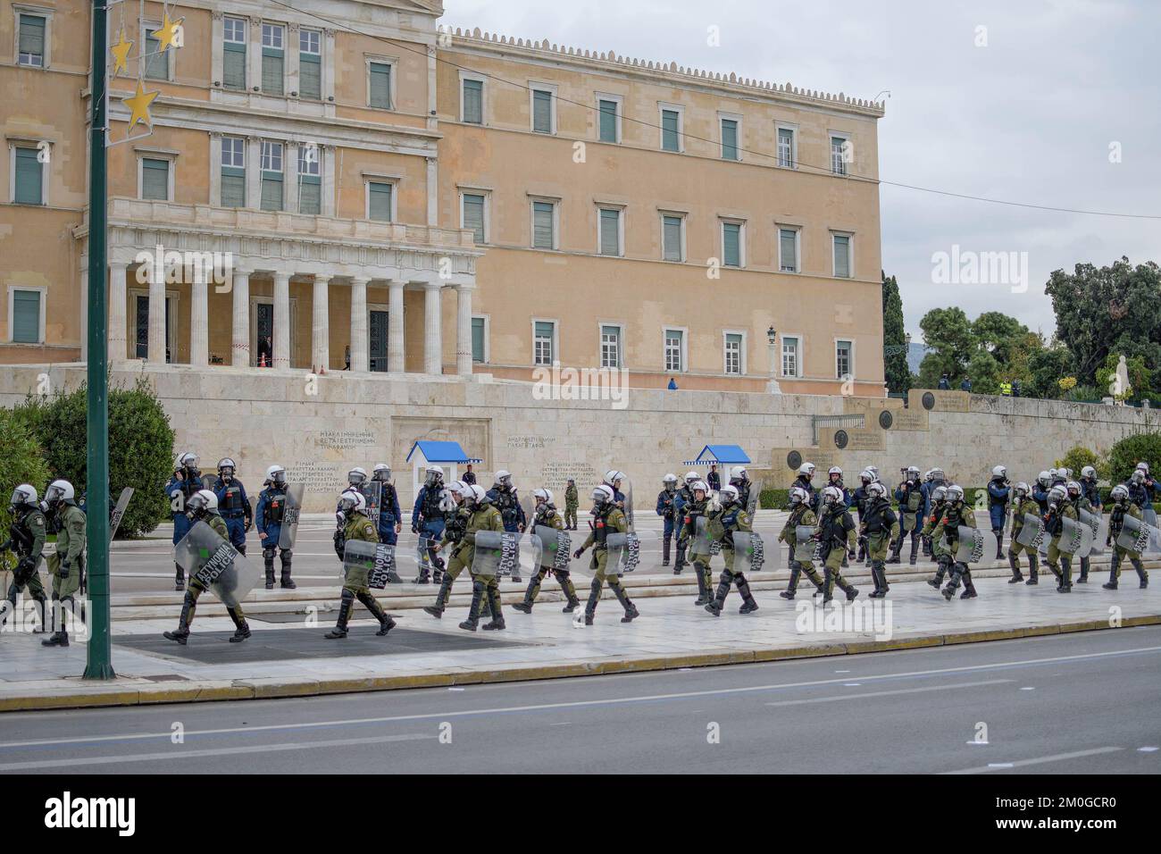 Athènes, Grèce. 06th décembre 2022. Des policiers anti-émeutes ont vu des manifestants marcher devant le Parlement grec pendant la manifestation. Des étudiants protestent à la mémoire d'Alexis Grigoropoulos, qui a été assassiné par un policier en 2008. (Photo par Iason Raissis/SOPA Images/Sipa USA) crédit: SIPA USA/Alay Live News Banque D'Images