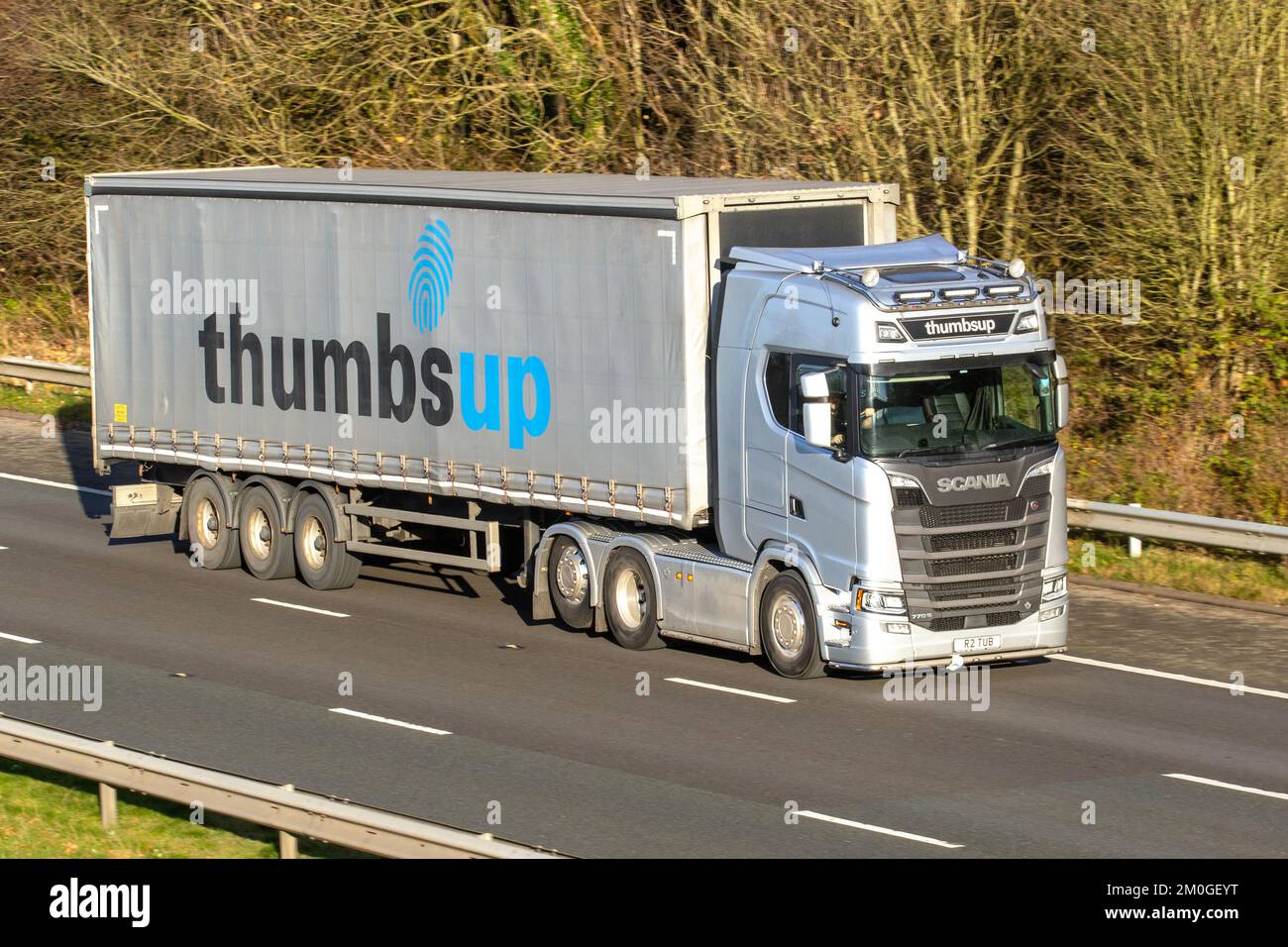 THUMB UP (BURY) LTD une société de transport et de transport située à BURY 'Thumb up'; SCANIA 770S Gray s660 A 6X2 1635cc Diesel Cutasider Banque D'Images