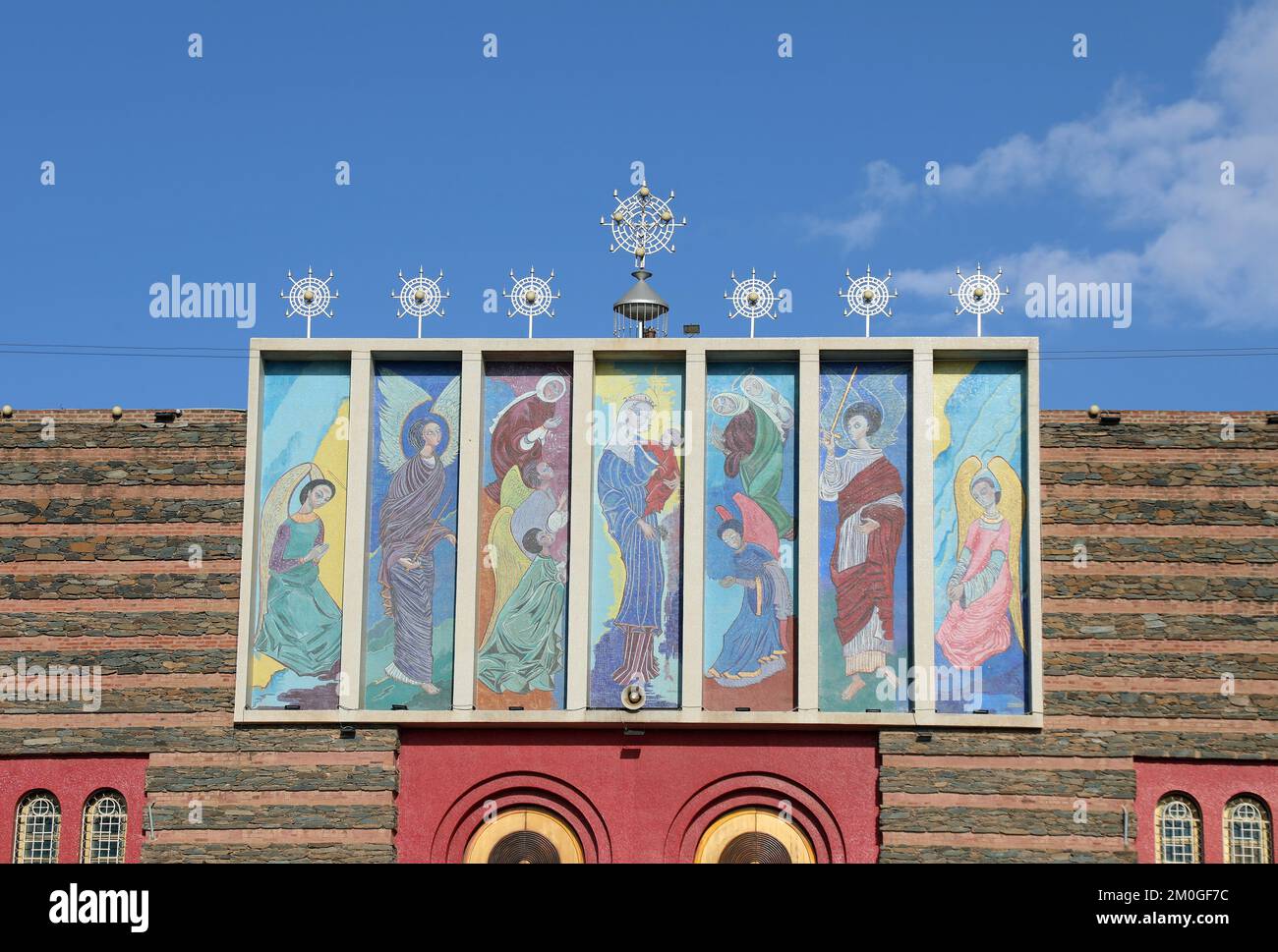 Mosaïques sur la façade de l'église Enda Marian à Asmara Banque D'Images