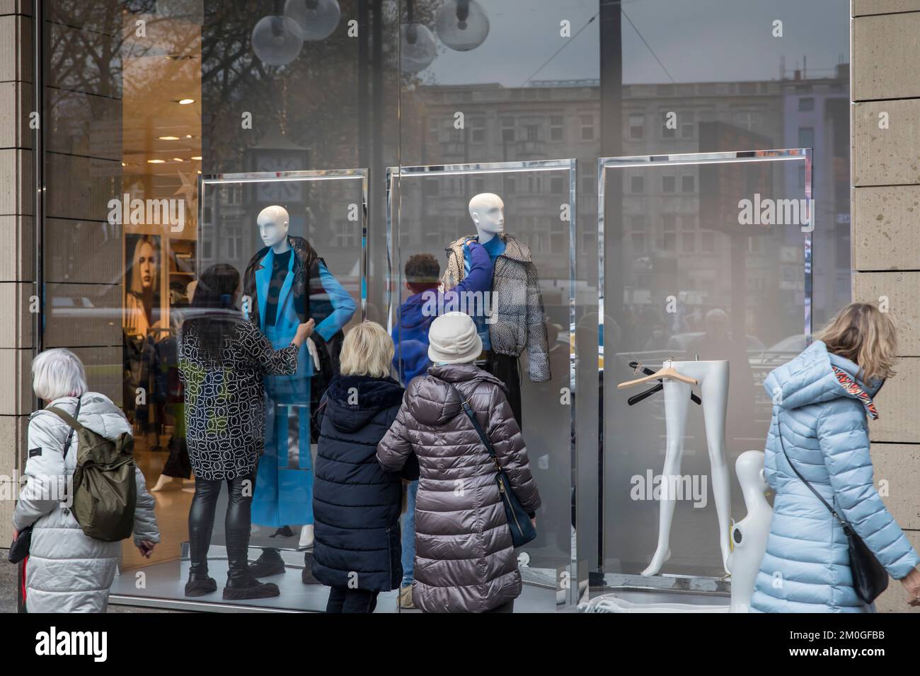 Les employés décorent une vitrine du magasin de mode AppelrathCuepper dans la rue commerçante Schildergasse, des mannequins, Cologne, Allemagne. Mitarbe Banque D'Images