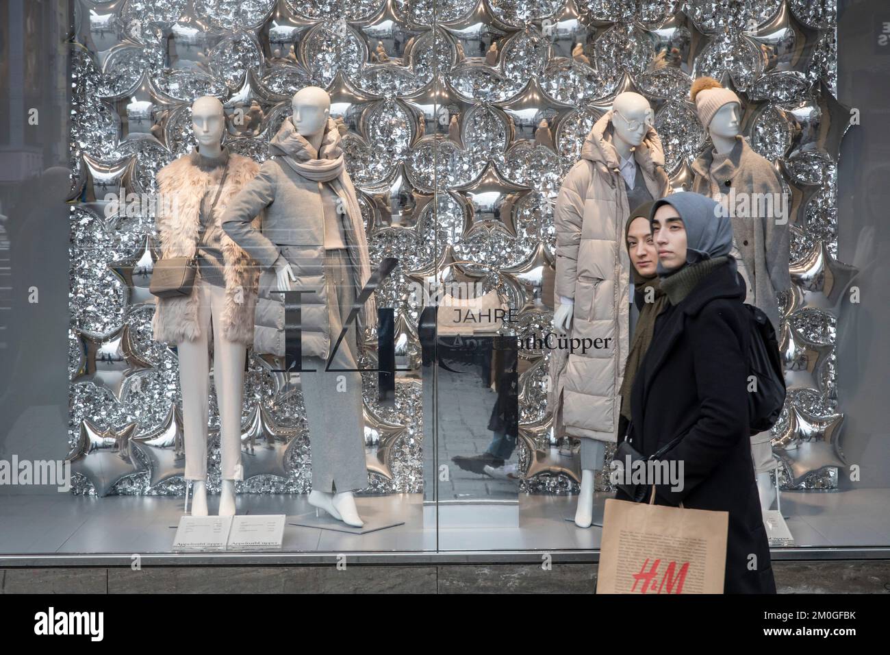 Affichez les mannequins de la boutique de mode AppelrathCuepper dans la rue commerçante Schildergasse, passants, Cologne, Allemagne. Schaufensterpuppen des Modege Banque D'Images