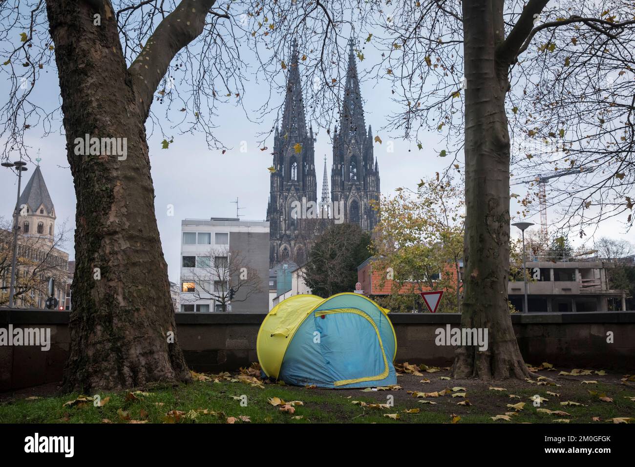 Tente d'un sans-abri sur Tunisionstreet, vue sur la cathédrale, Cologne, Allemagne. Zelt eines Obdachlosen an der Tunistrasse, Blick zum Dom, Koeln, D. Banque D'Images