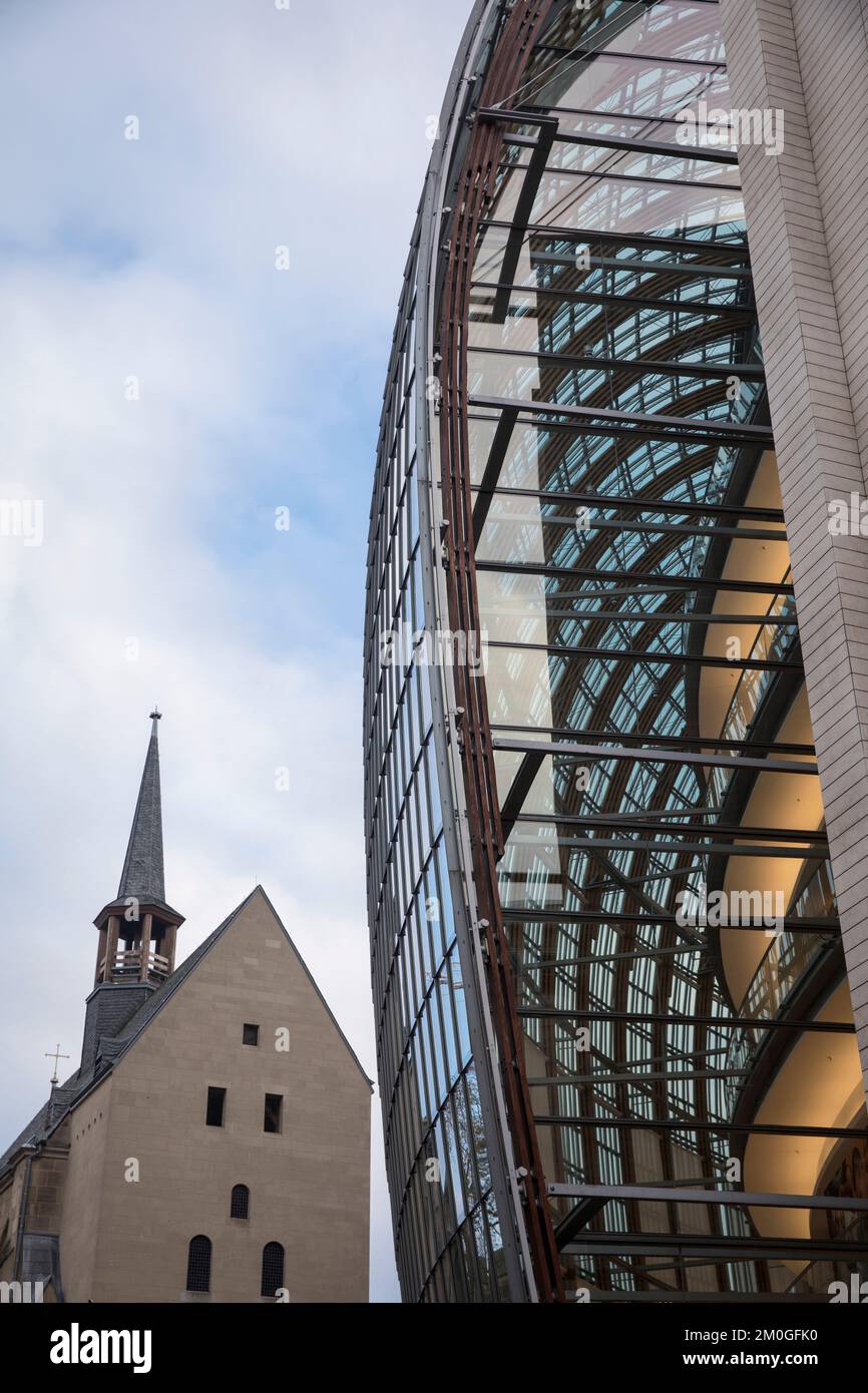 Le Weltstadthaus sur la rue commerçante Schildergasse, grand magasin de la société Peek & Cloppenburg, architecte Renzo Piano, église Antonître, Colo Banque D'Images