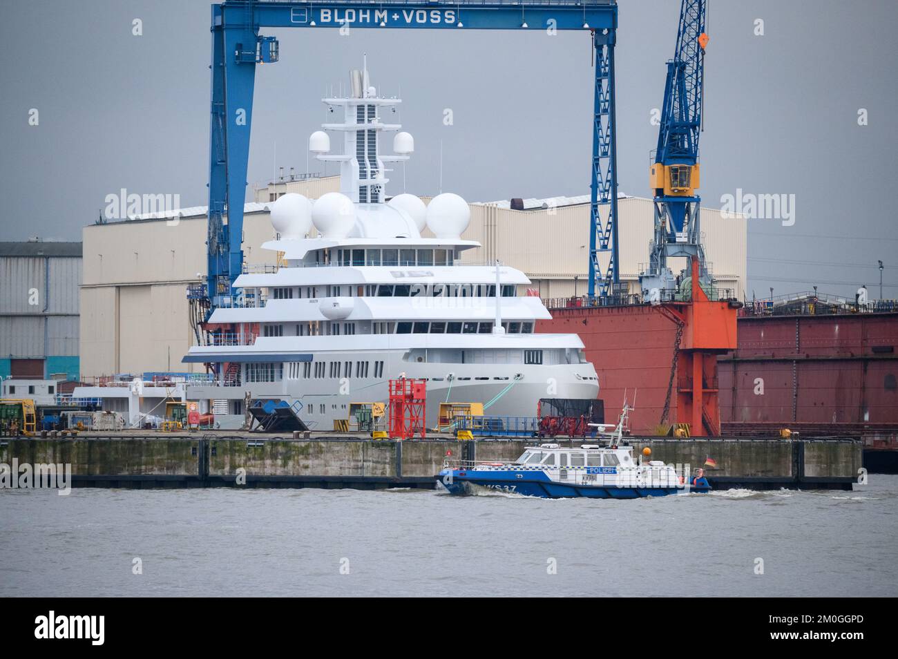 Hambourg, Allemagne. 06th décembre 2022. Le super yacht 'Shackleton' est amarré sur l'Elbe au chantier naval Blohm Voss dans le port de Hambourg. Qui est propriétaire du navire, qui a de la place pour 12 invités et 22 membres d'équipage, est incertain. On peut spéculer sur le fait qu'un oligarque américano-britannique aux racines ukrainiennes en est le propriétaire. Credit: Jonas Walzberg/dpa/Alay Live News Banque D'Images