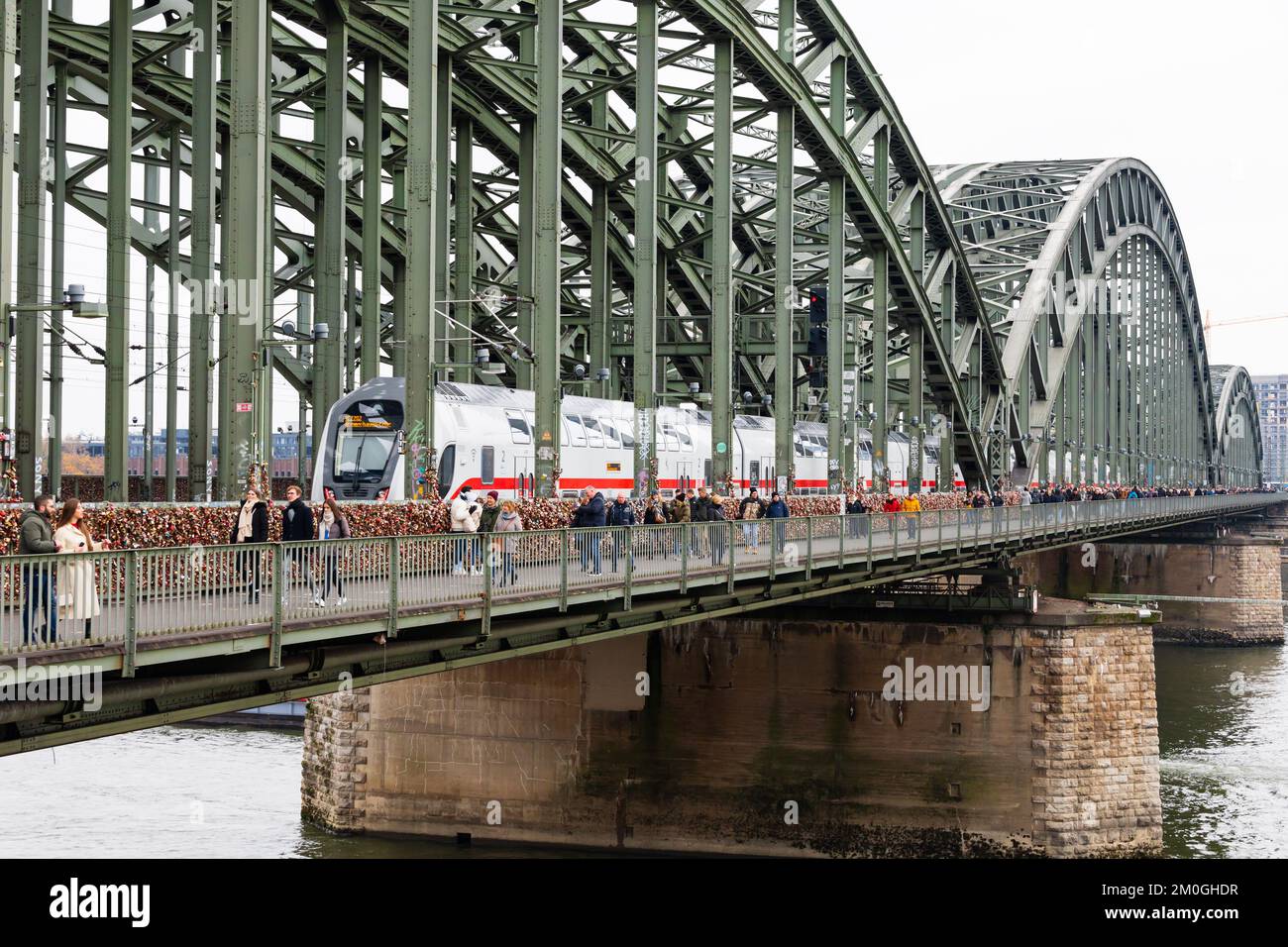 Train et piétons sur le pont Hohenzollernbrucke, Hohenzollern. Koln Cologne, Rhénanie-du-Nord-Westfalia, Allemagne de l'Ouest Banque D'Images