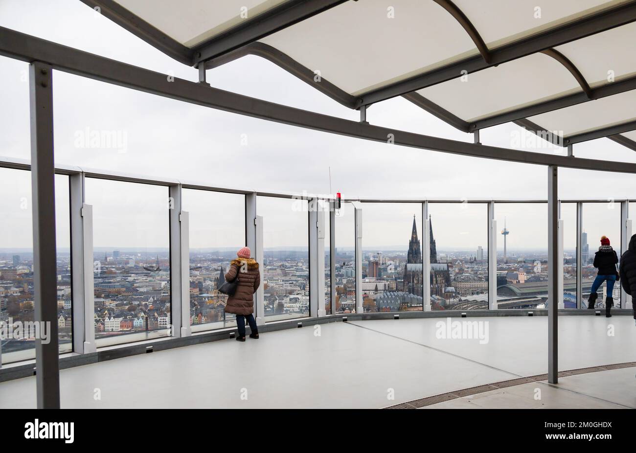 Touristes dans le point de vue sur le toit de la Tour Triangle surplombant Koln Cologne, Rhénanie du Nord Westfalia, Allemagne de l'Ouest Banque D'Images