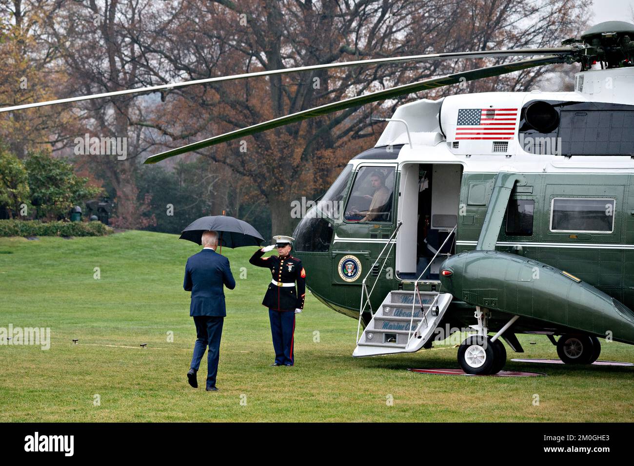 Washington, États-Unis. 06th décembre 2022. LE président AMÉRICAIN Joe Biden marche sur la pelouse sud de la Maison Blanche avant d'embarquer à bord de Marine One à Washington, DC, Etats-Unis, le mardi 6 décembre, 2022. Biden contribuera à célébrer une étape décisive dans la construction par Taiwan Semiconductor Manufacturing Co. D'une usine de fabrication de $12 milliards de dollars en Arizona aujourd'hui, sa première usine de puces avancée aux États-Unis. Photographe: Andrew Harrer/Pool/Sipa USA crédit: SIPA USA/Alay Live News Banque D'Images