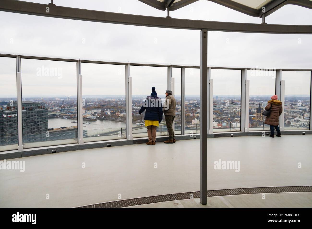 Touristes dans le point de vue sur le toit de la Tour Triangle surplombant Koln Cologne, Rhénanie du Nord Westfalia, Allemagne de l'Ouest Banque D'Images