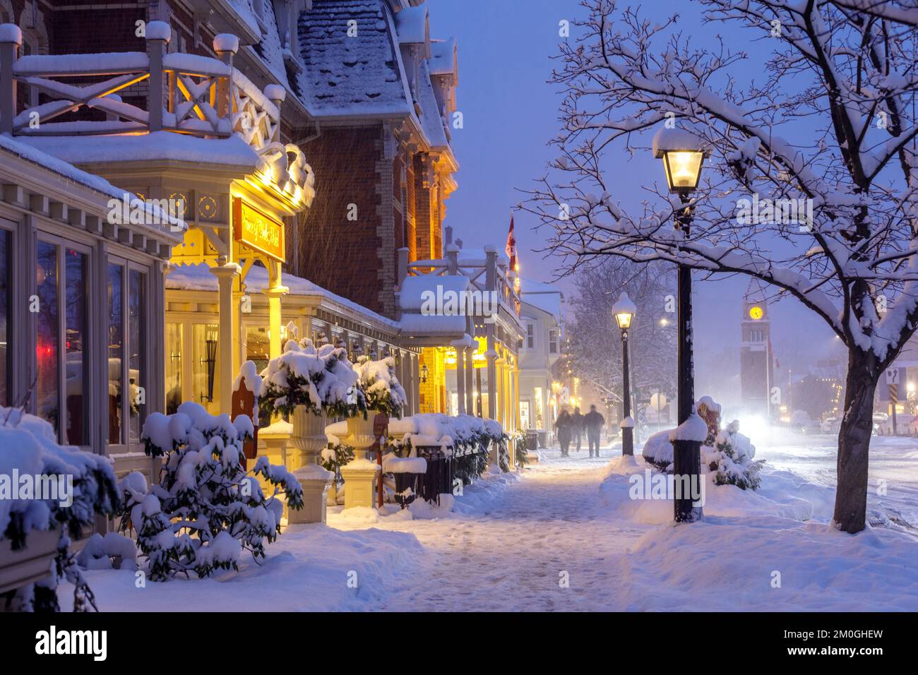 Canada, Ontario, Niagara-on-the-Lake, scène d'hiver sur la rue Queen et l'hôtel Prince of Wales lors d'une soirée enneigée Banque D'Images