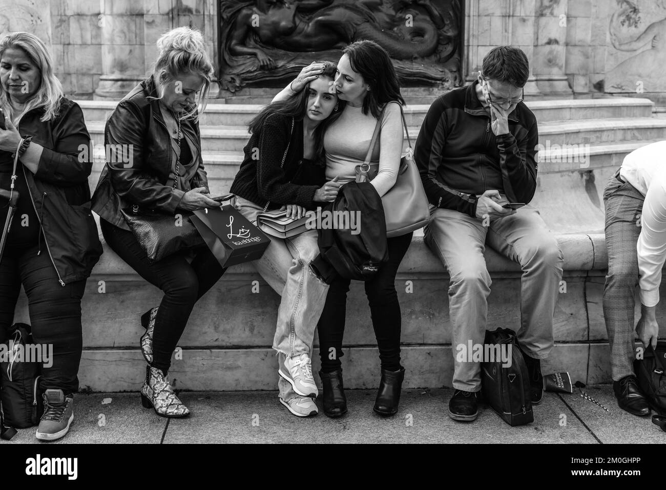 Les Britanniques se réunissent à l'extérieur de Buckingham Palace pour rendre hommage après la mort de la reine Elizabeth II, Londres, Royaume-Uni. Banque D'Images