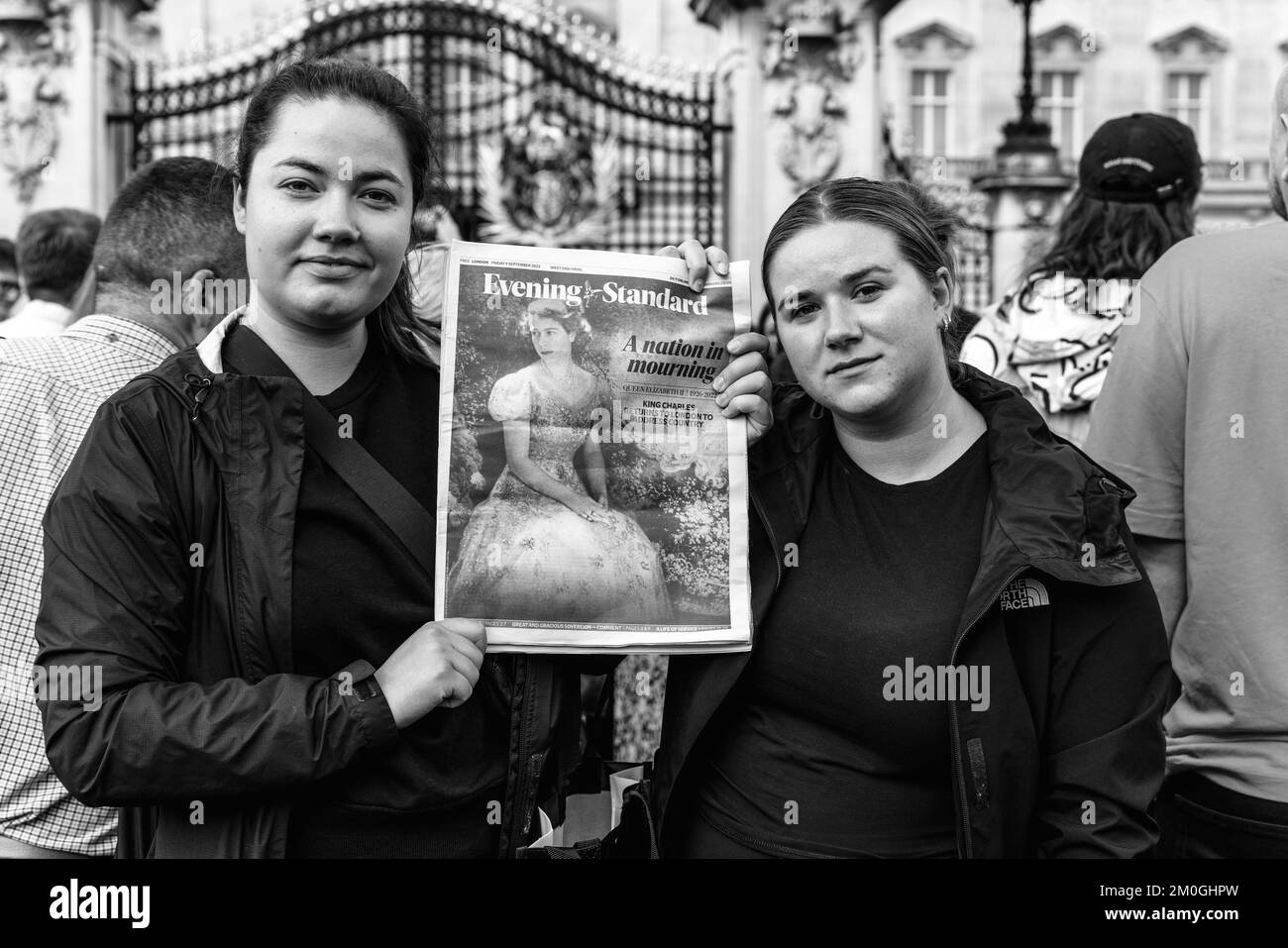 Les Britanniques se réunissent à l'extérieur de Buckingham Palace pour rendre hommage après la mort de la reine Elizabeth II, Londres, Royaume-Uni. Banque D'Images