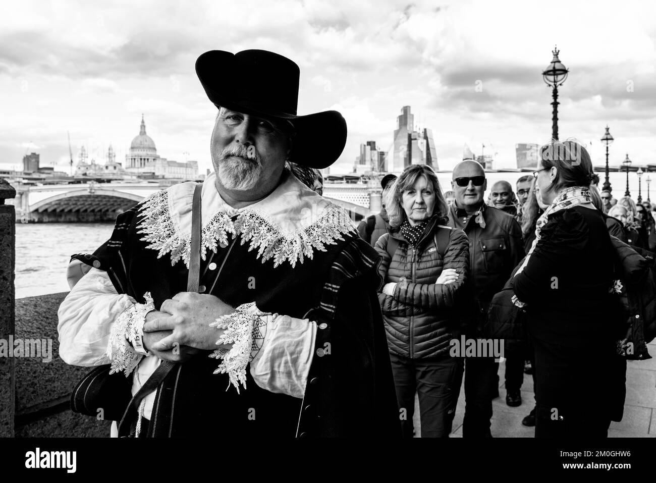 Les Britanniques et les gens du monde entier font la queue pour voir la Reine dans l'État de Westminster Hall, Londres, Royaume-Uni. Banque D'Images
